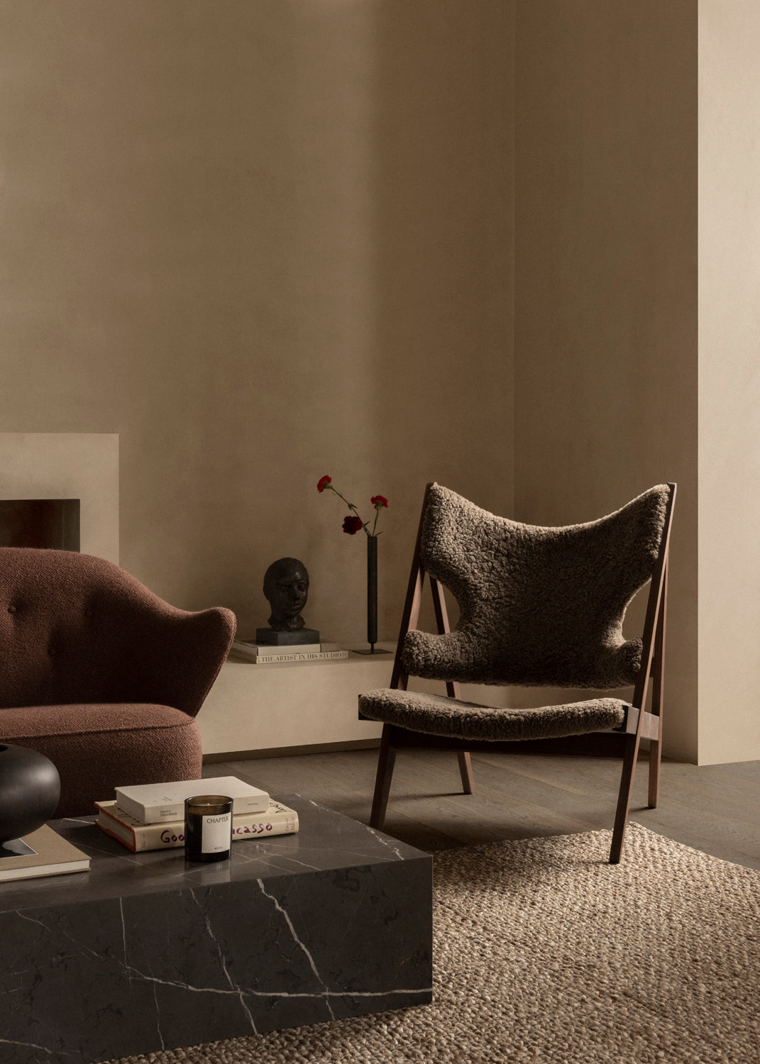 Fauteuil de salon et de chambre en peau de mouton et chêne avec découpe au niveau des accoudoirs