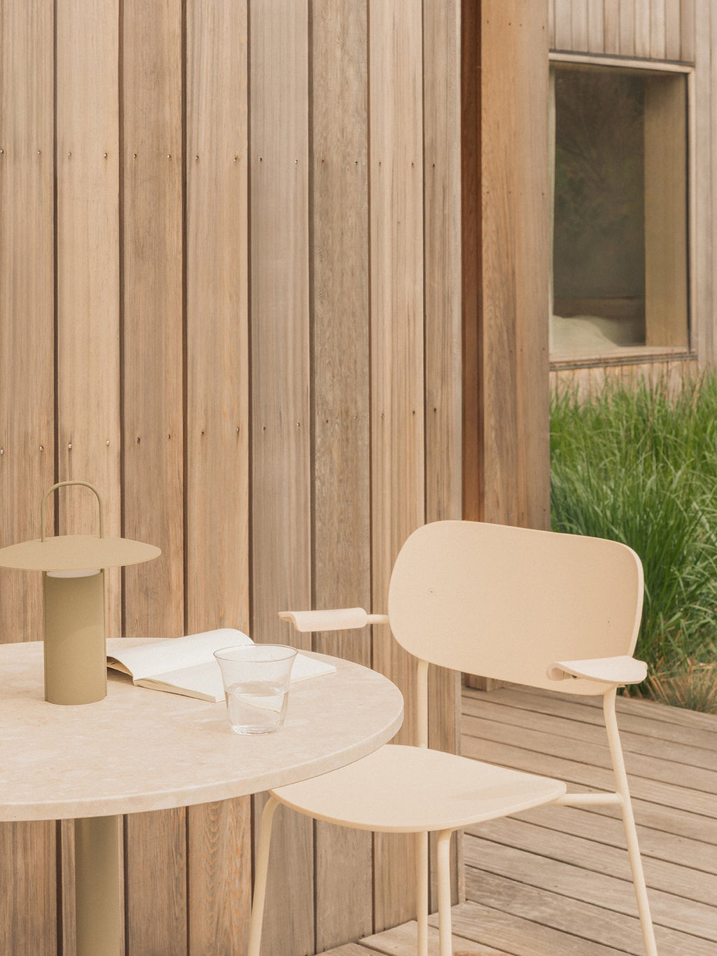 Chaise de salle à manger d'extérieur en plastique recyclé moderne avec conception empilable et résistante aux intempéries pour terrasse et jardin