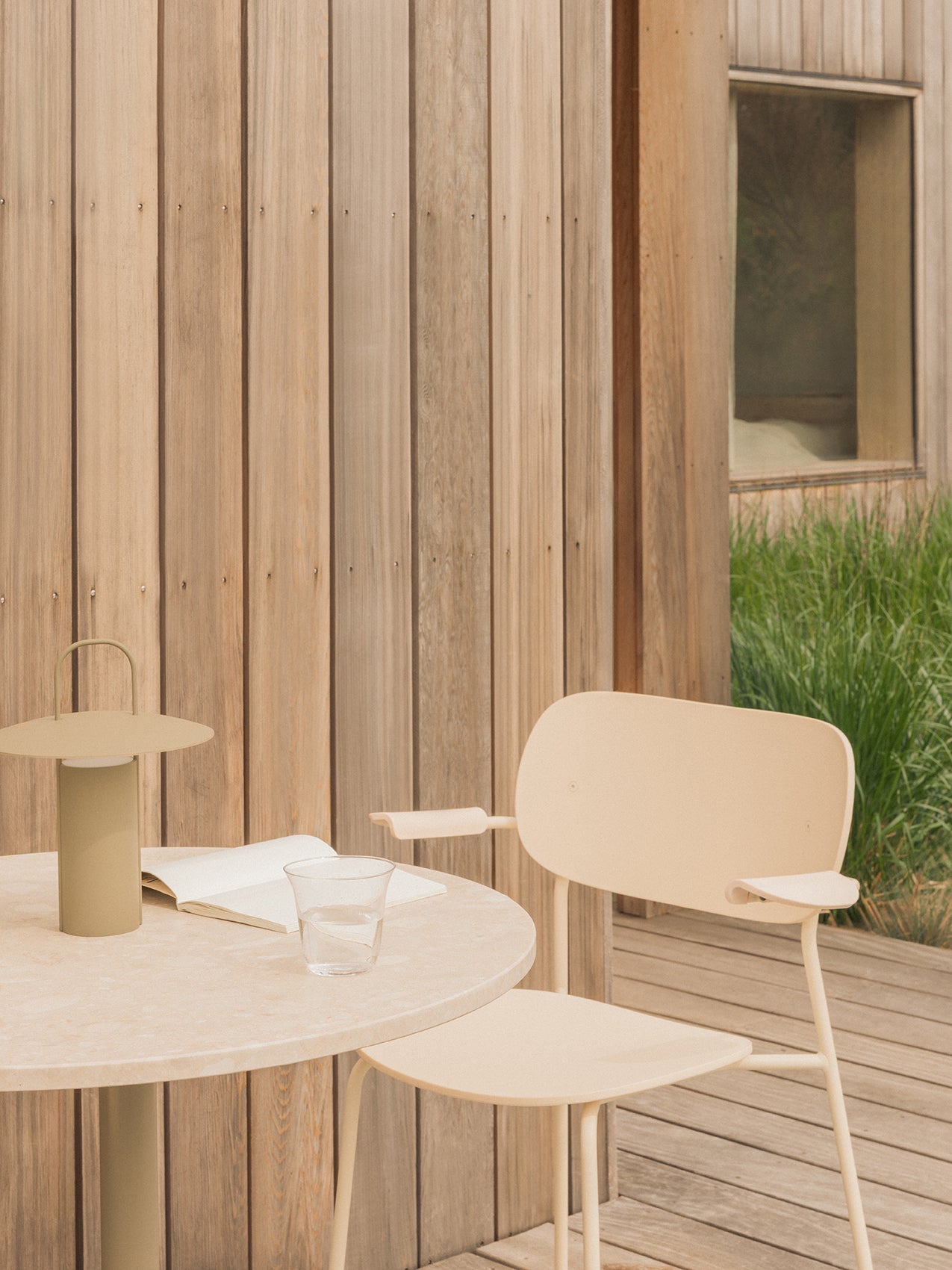 Chaise de salle à manger d'extérieur en plastique recyclé moderne avec conception empilable et résistante aux intempéries pour terrasse et jardin