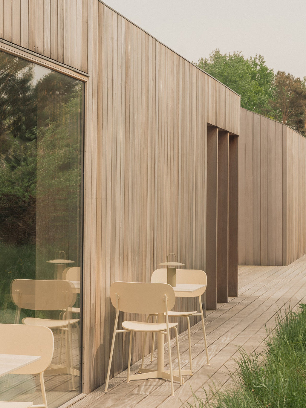Chaise de salle à manger d'extérieur en plastique recyclé moderne avec conception empilable et résistante aux intempéries pour terrasse et jardin