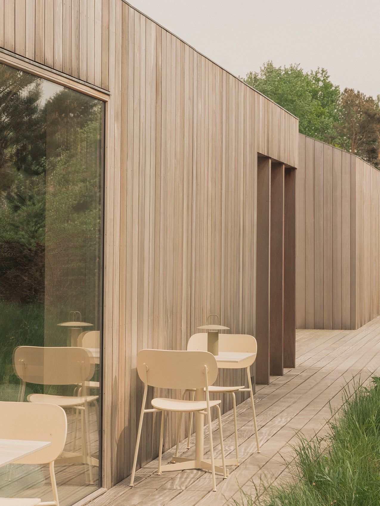 Chaise de salle à manger d'extérieur en plastique recyclé moderne avec conception empilable et résistante aux intempéries pour terrasse et jardin