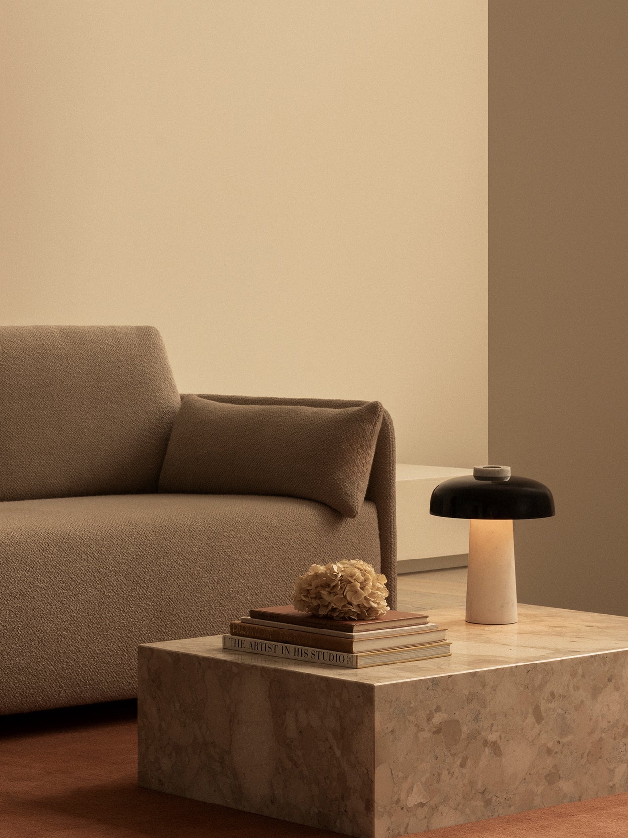 Table basse salon et couloir en marbre et pierre, design minimaliste avec piètement discret