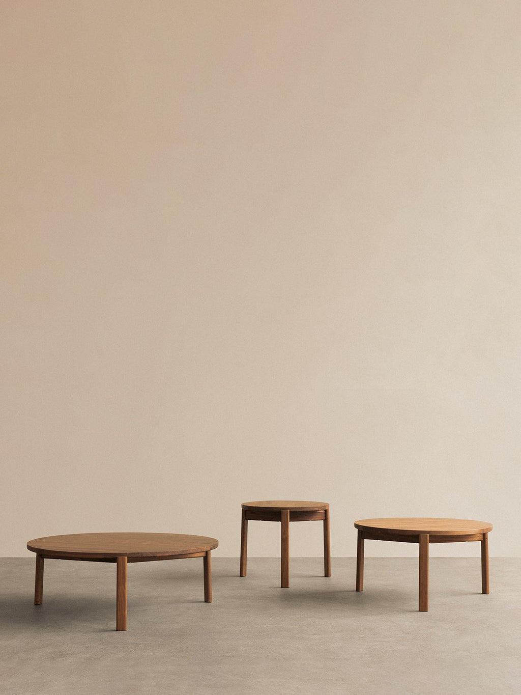 Table basse ronde scandinave en chêne massif et noyer avec assemblage à plat pour salon