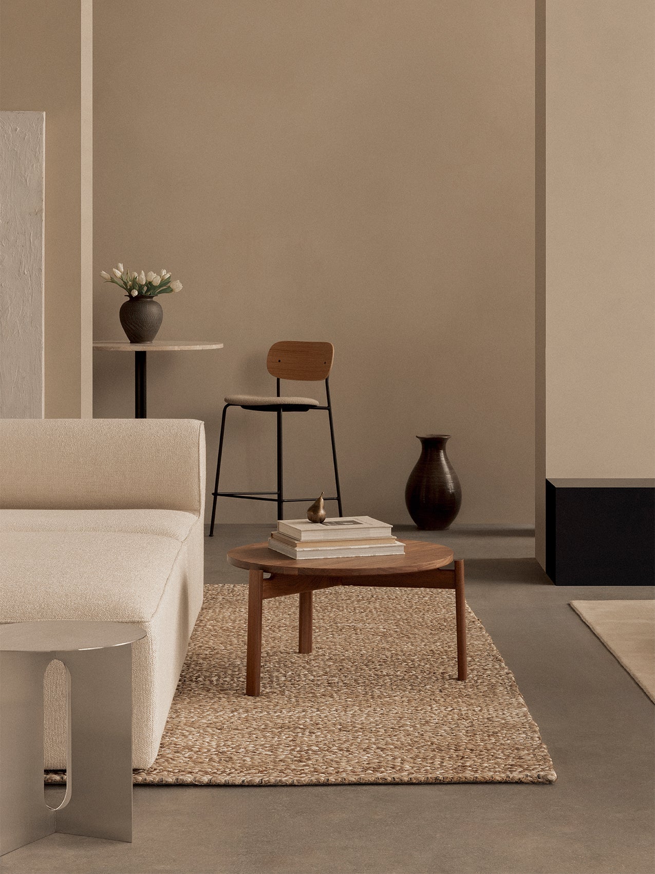 Table basse ronde scandinave en chêne massif et noyer avec assemblage à plat pour salon