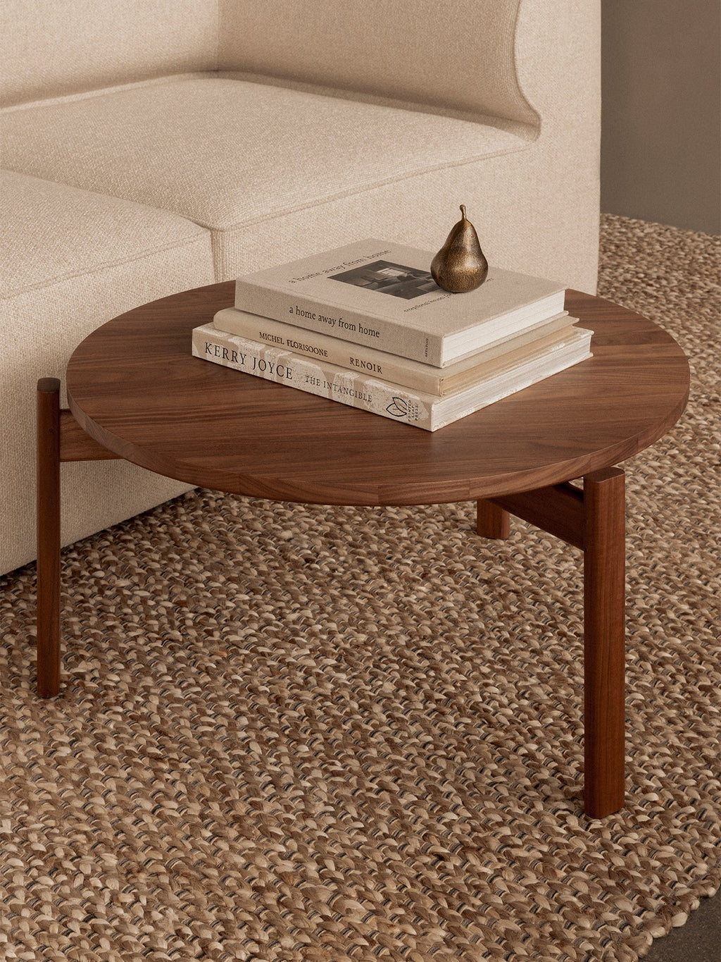 Table basse ronde scandinave en chêne massif et noyer avec assemblage à plat pour salon
