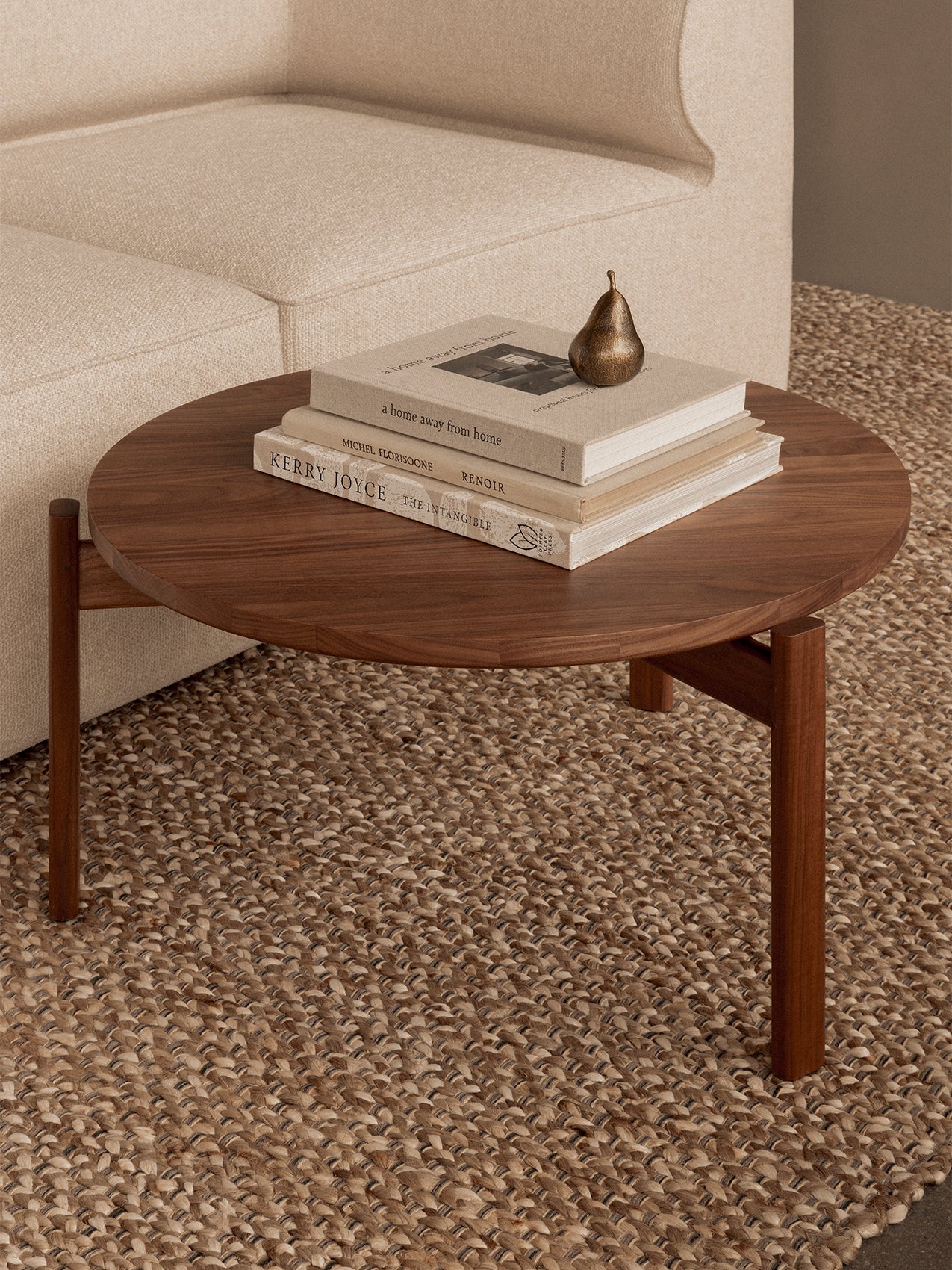 Table basse ronde scandinave en chêne massif et noyer avec assemblage à plat pour salon