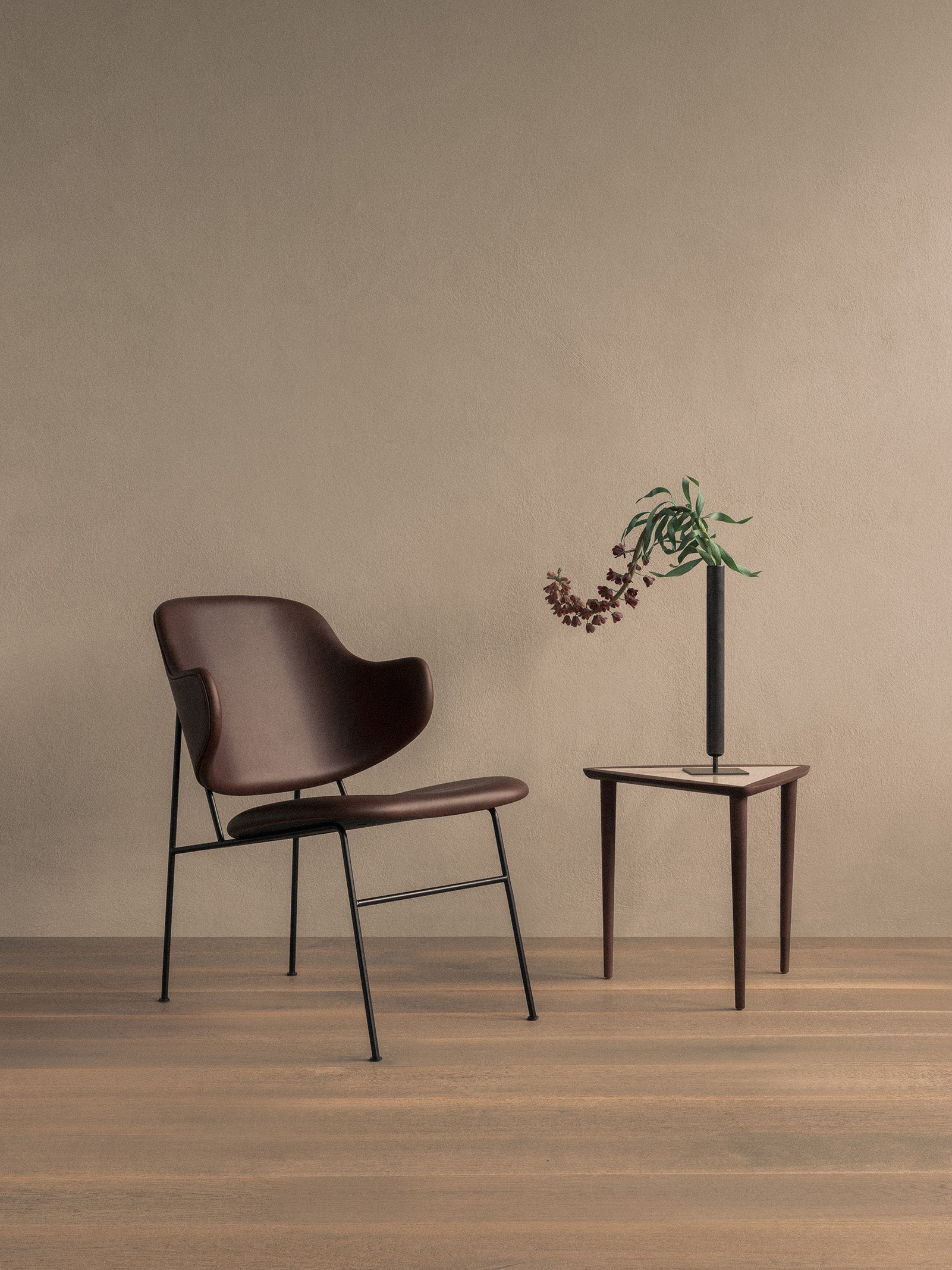 Fauteuil lounge entièrement rembourré avec assise profonde et basse pour salon et couloir