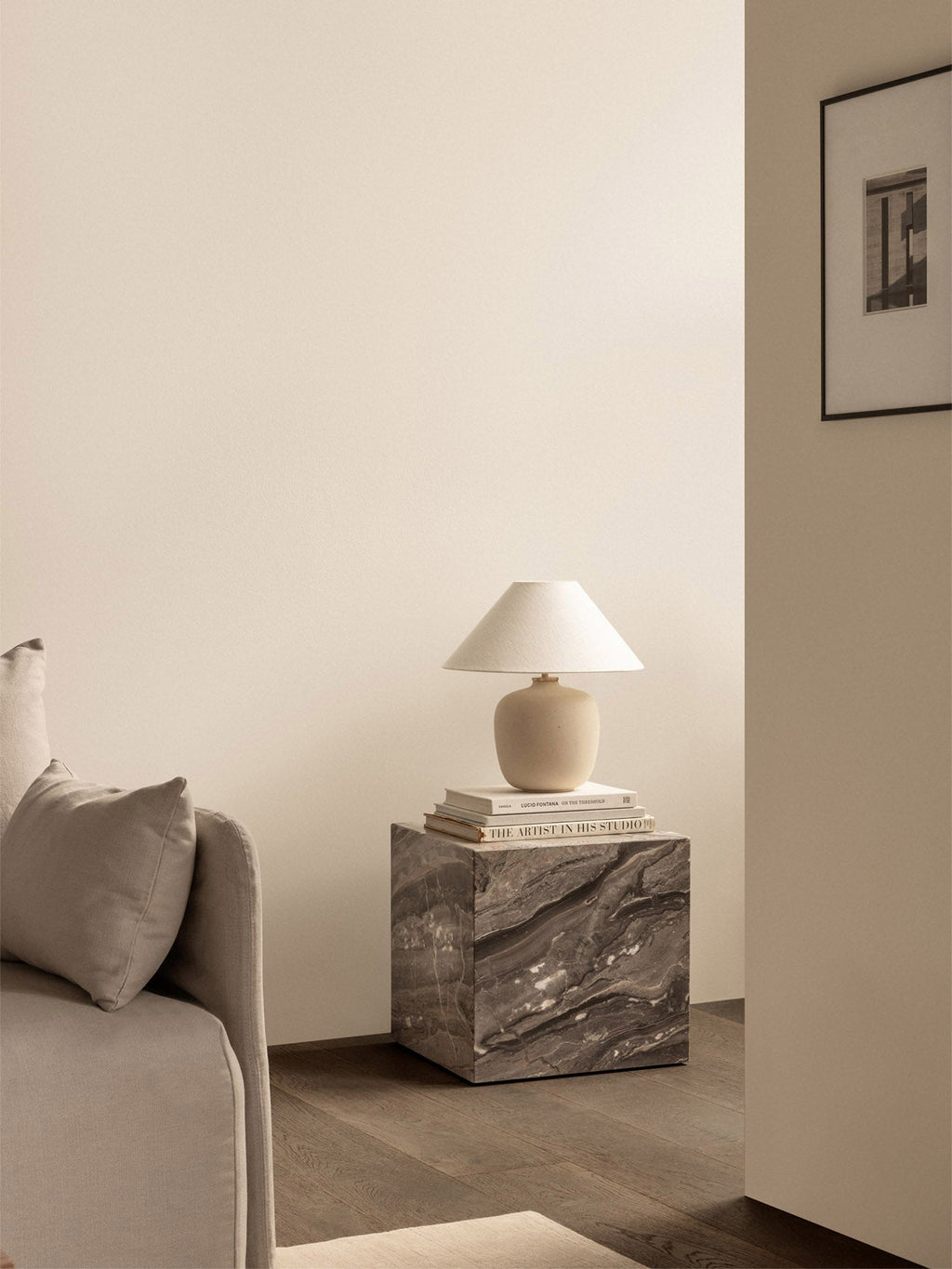 Table d'appoint minimaliste en marbre et pierre avec piédestal cubique sculptural pour salon et couloir