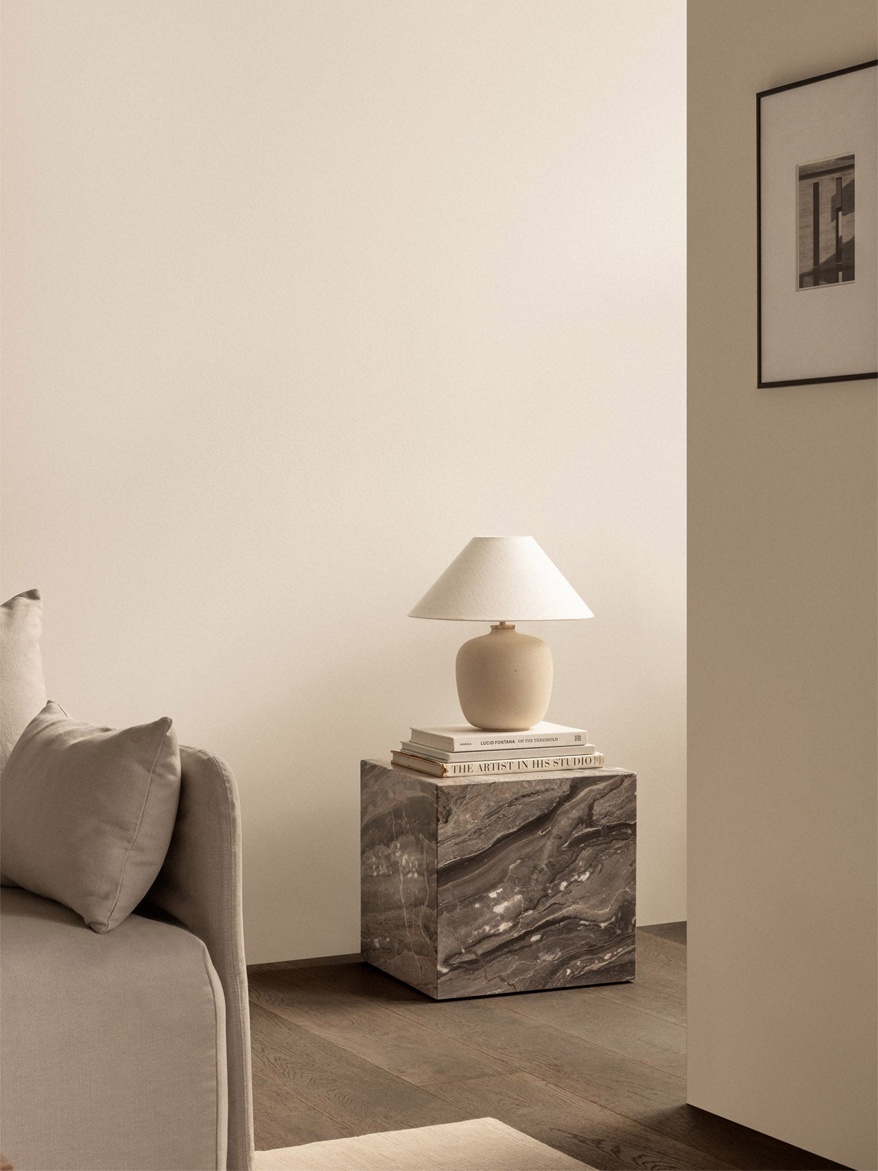 Table d'appoint minimaliste en marbre et pierre avec piédestal cubique sculptural pour salon et couloir