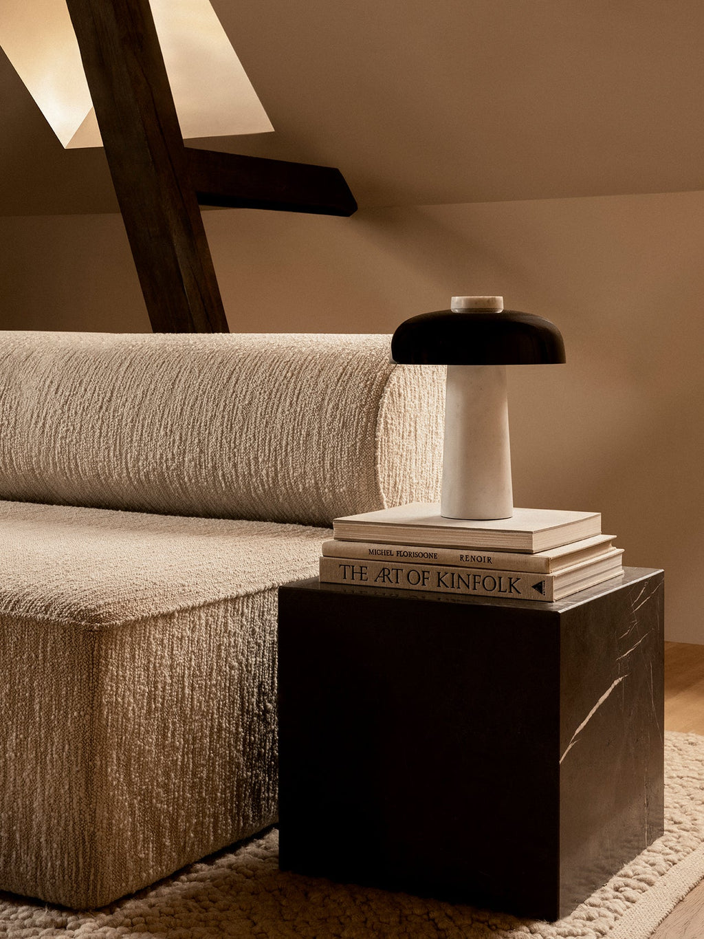 Table d'appoint minimaliste en marbre et pierre avec piédestal cubique sculptural pour salon et couloir