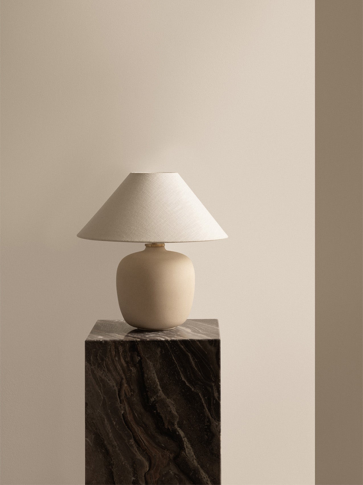 Table d'appoint minimaliste en marbre et pierre avec piédestal haut et forme sculpturale pour salon et couloir