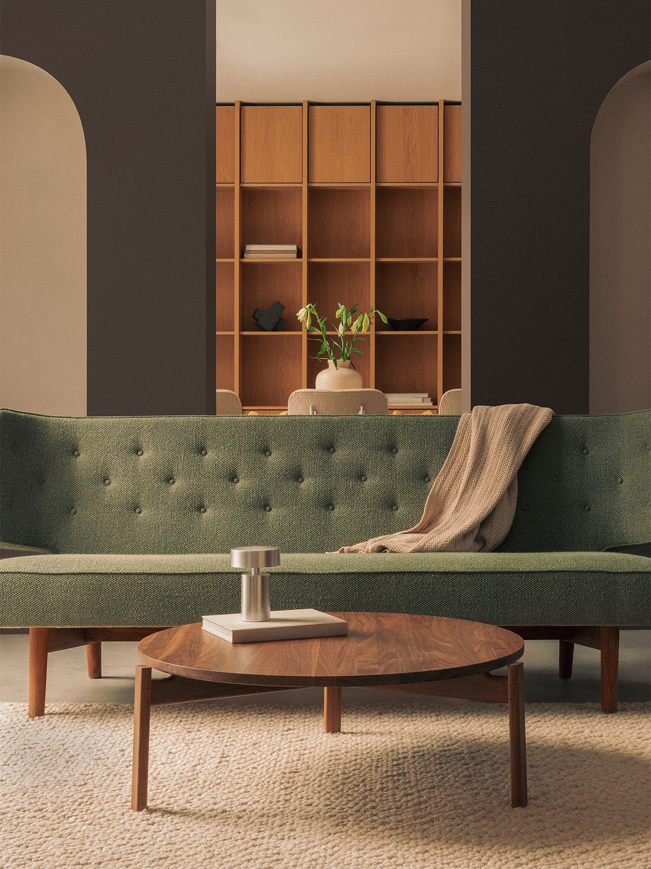 Table basse ronde scandinave en chêne massif et noyer avec assemblage à plat pour salon