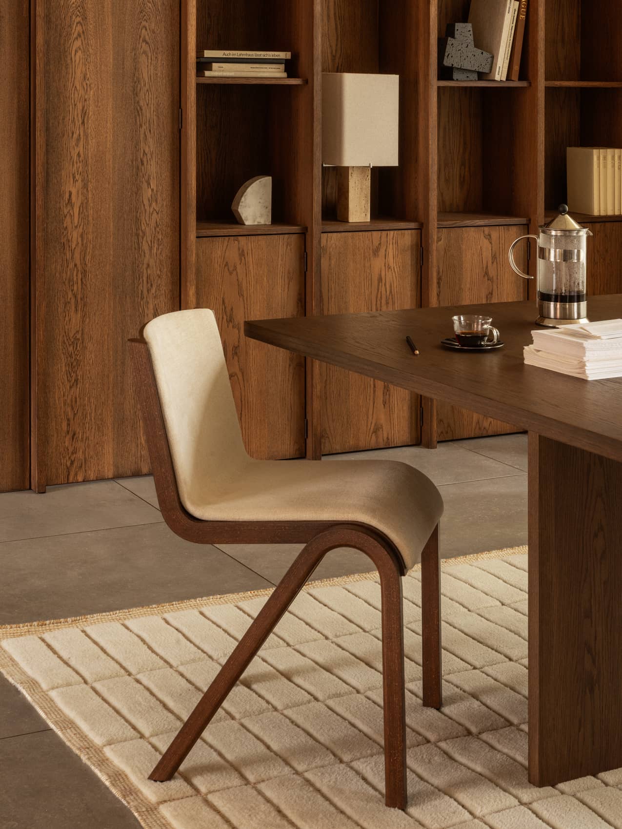 Chaise de salle à manger en placage de chêne scandinave, rembourrée à l'avant, avec conception en porte-à-faux empilable pour salle à manger