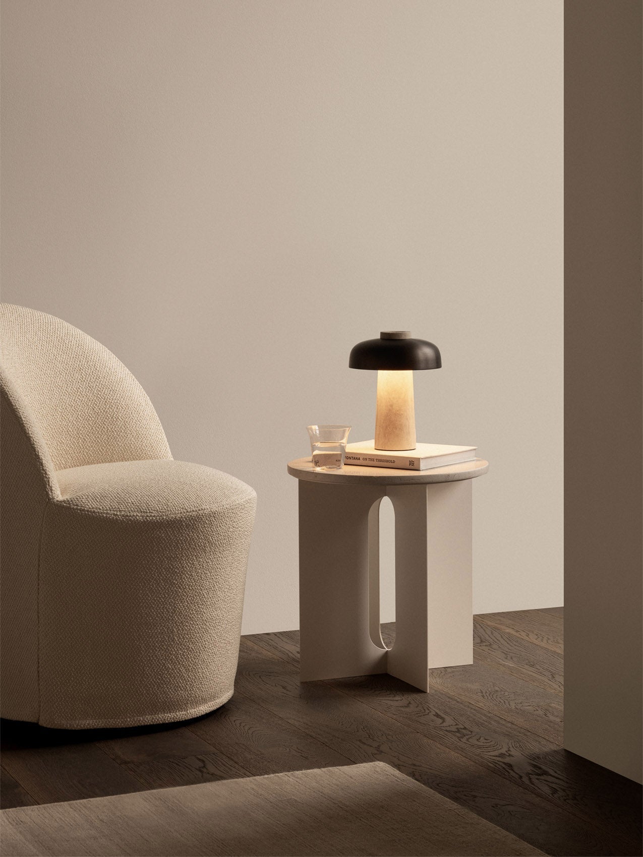 Table d'appoint contemporaine en acier et marbre Ø40 avec pieds en métal thermolaqué pour salon et chambre