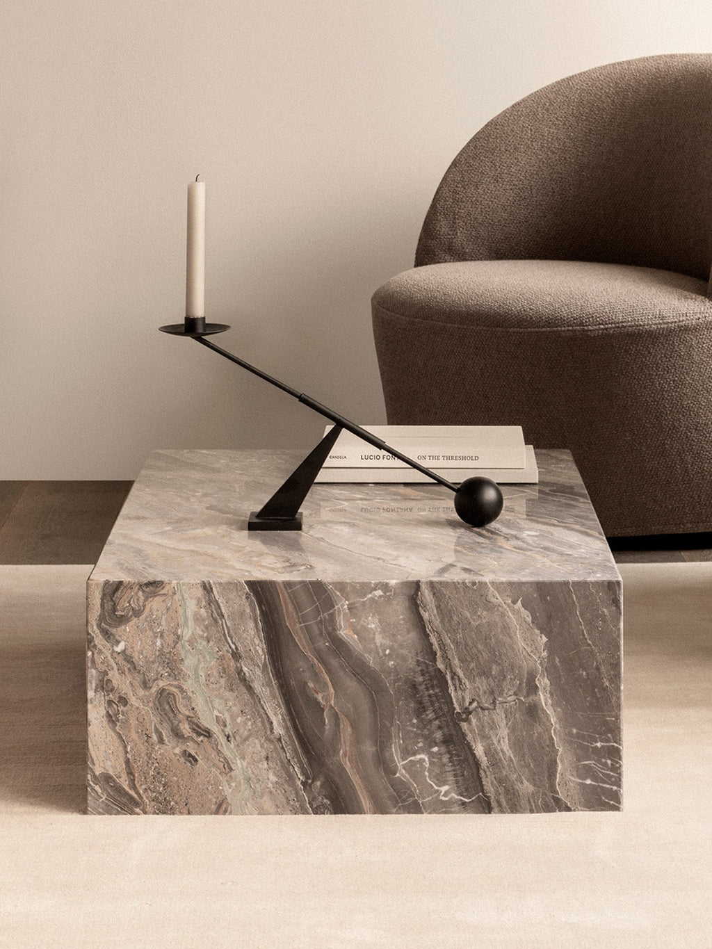 Table basse salon et couloir en marbre et pierre, design minimaliste avec piètement discret