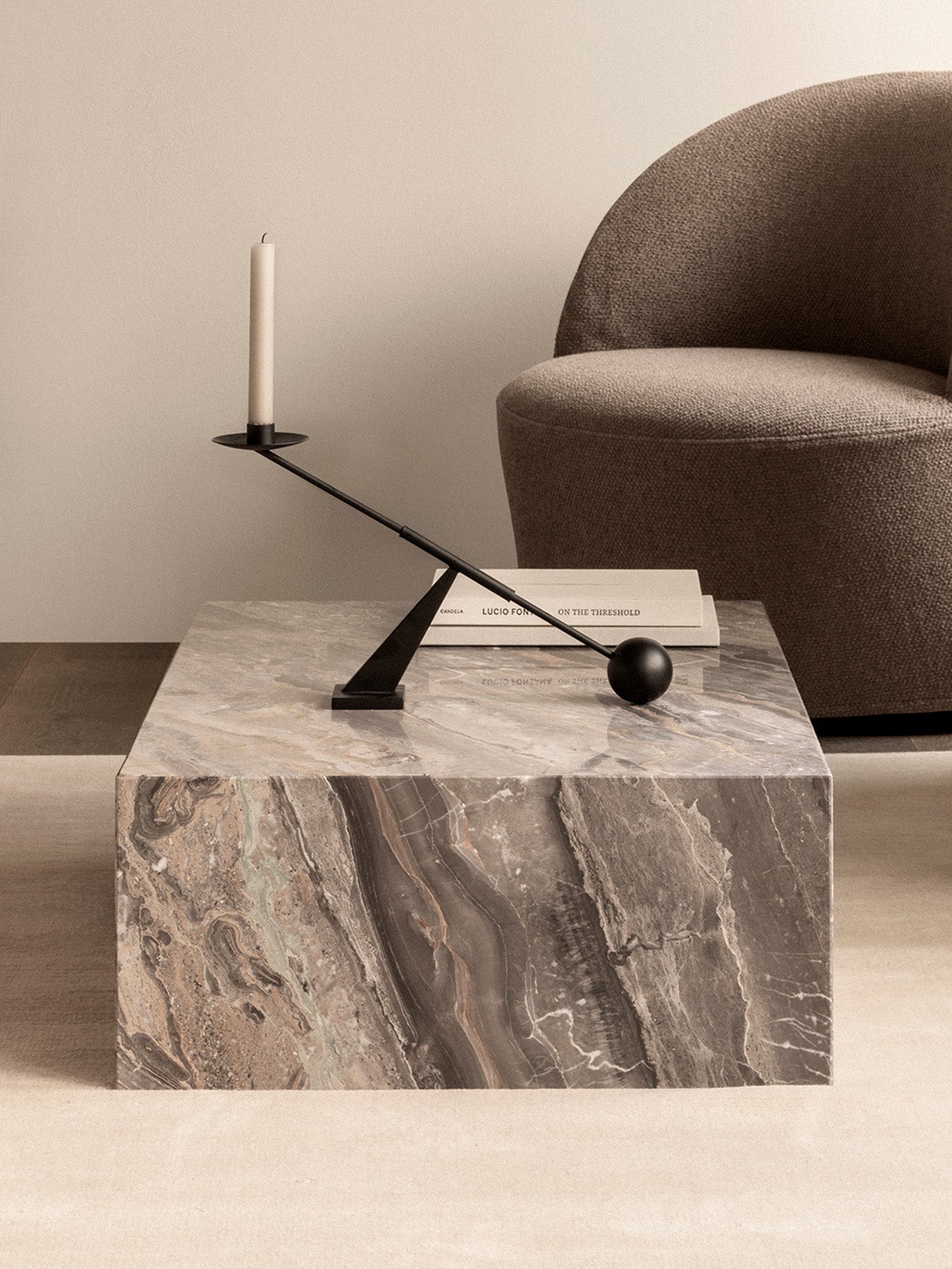 Table basse salon et couloir en marbre et pierre, design minimaliste avec piètement discret