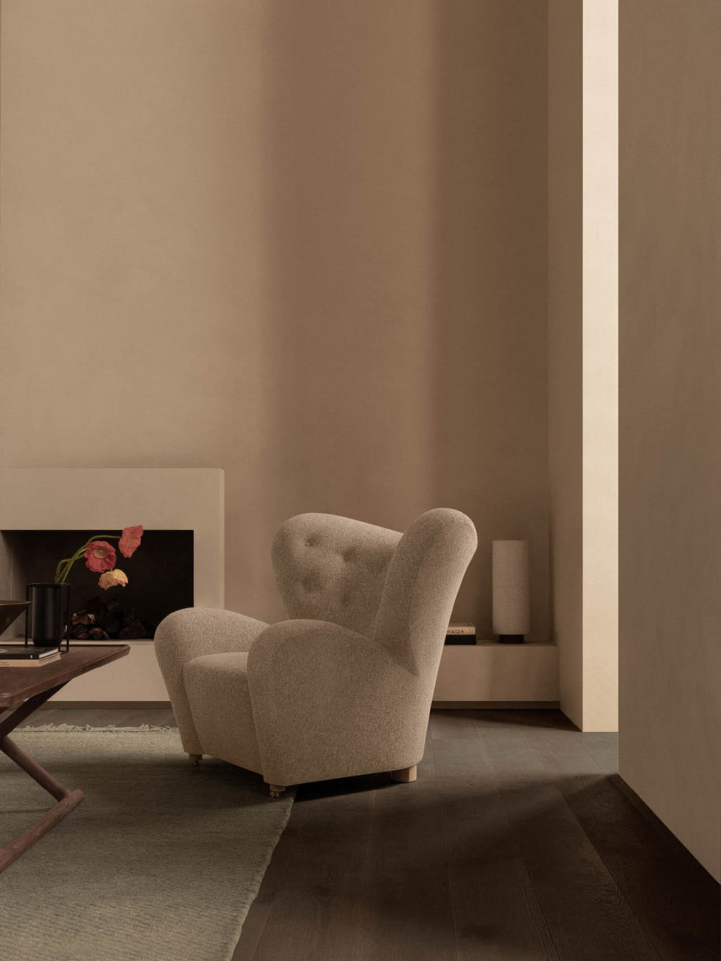 Fauteuil de salon en tissu et chêne avec roulettes en laiton pour le salon