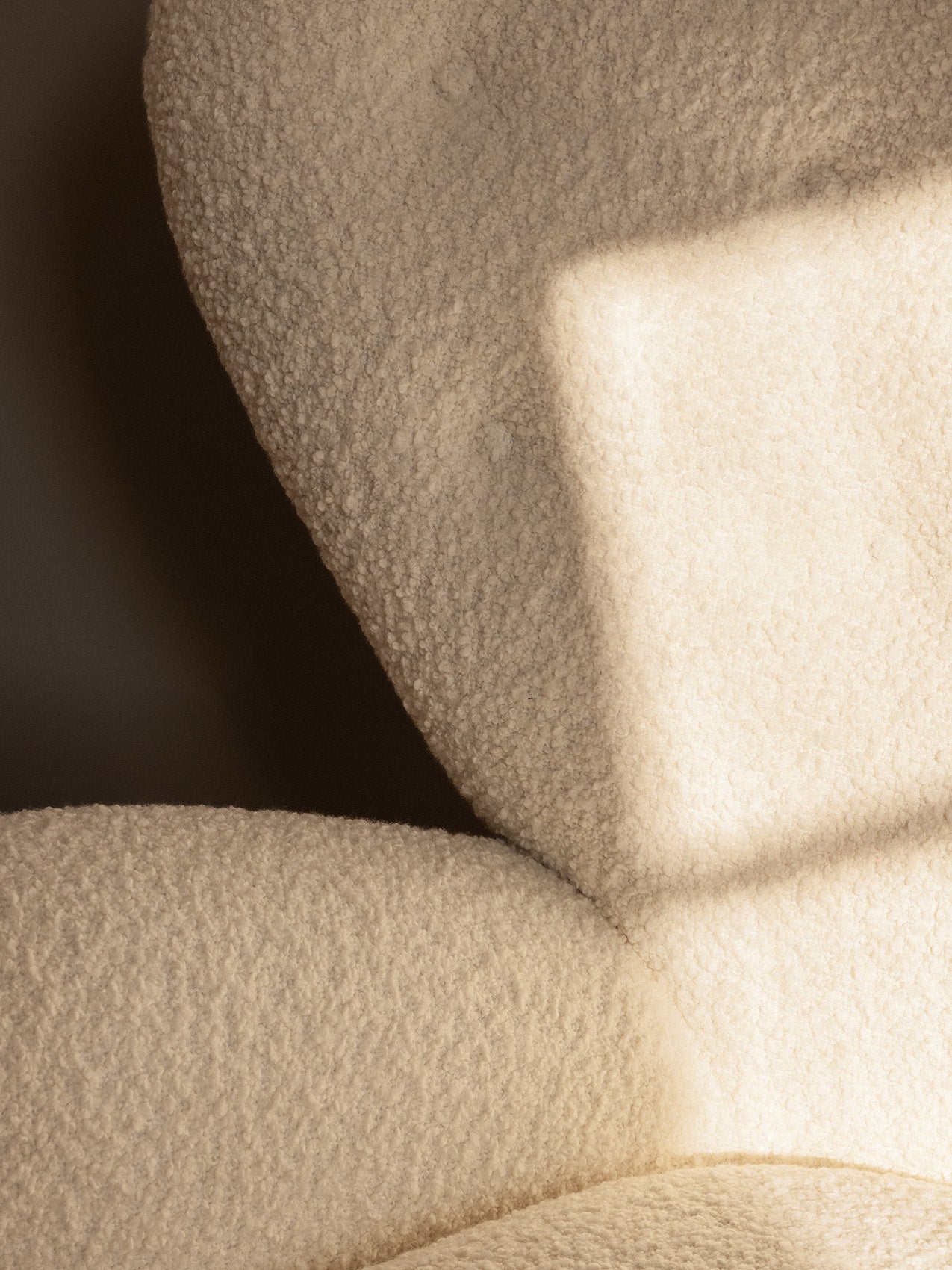 Fauteuil de salon en tissu et chêne avec roulettes en laiton pour le salon
