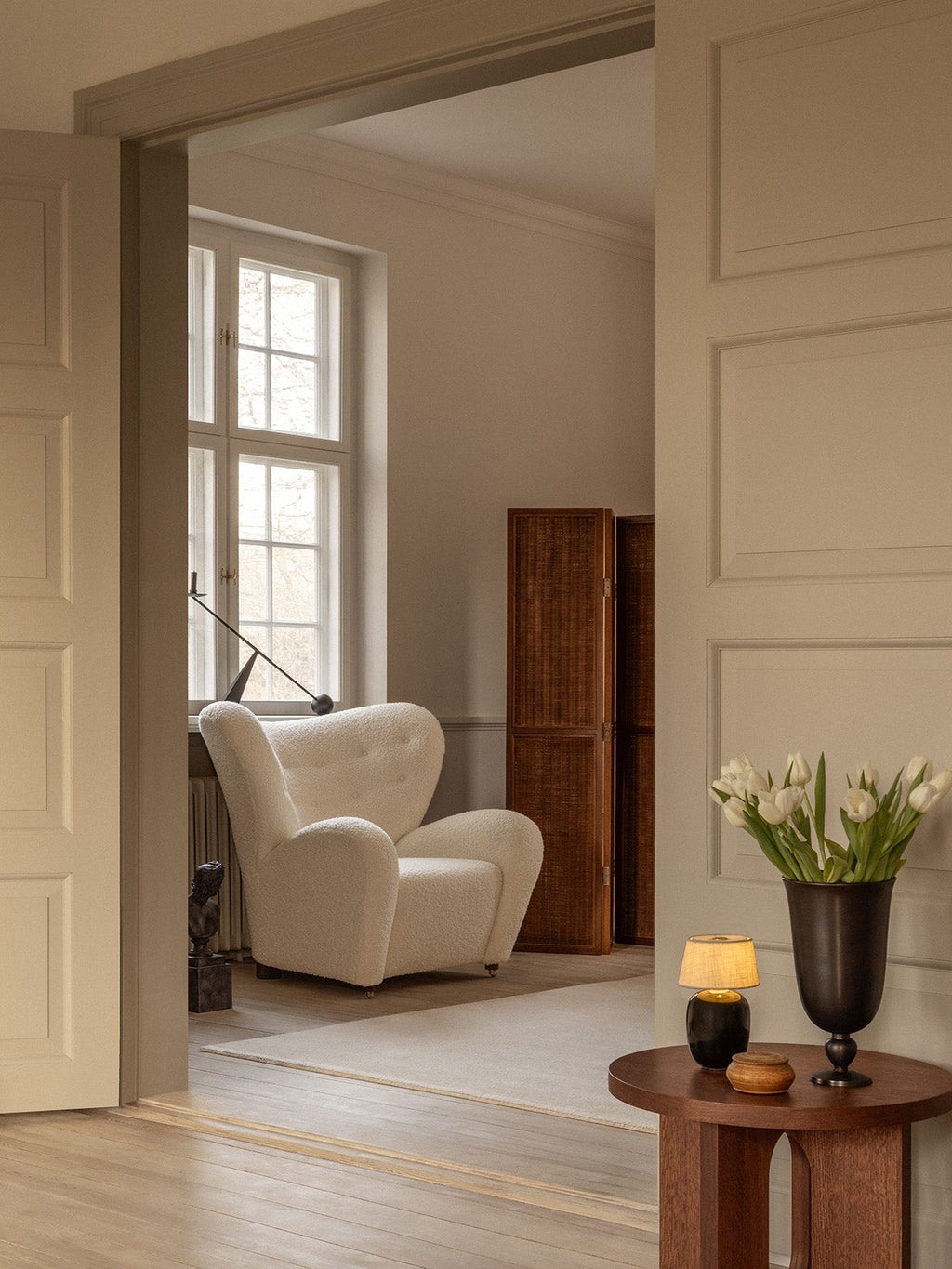 Fauteuil de salon en tissu et chêne avec roulettes en laiton pour le salon