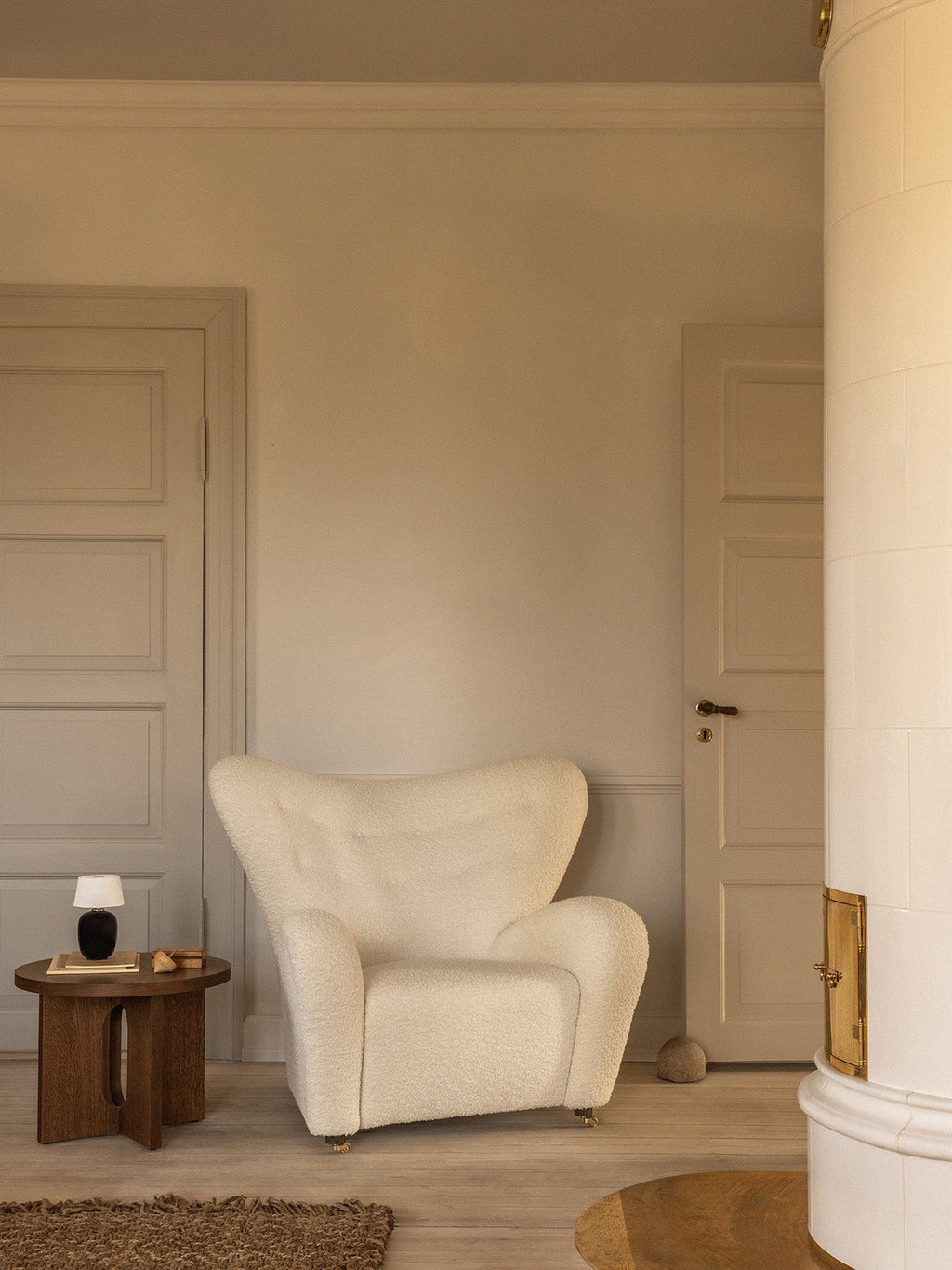 Fauteuil de salon en tissu et chêne avec roulettes en laiton pour le salon