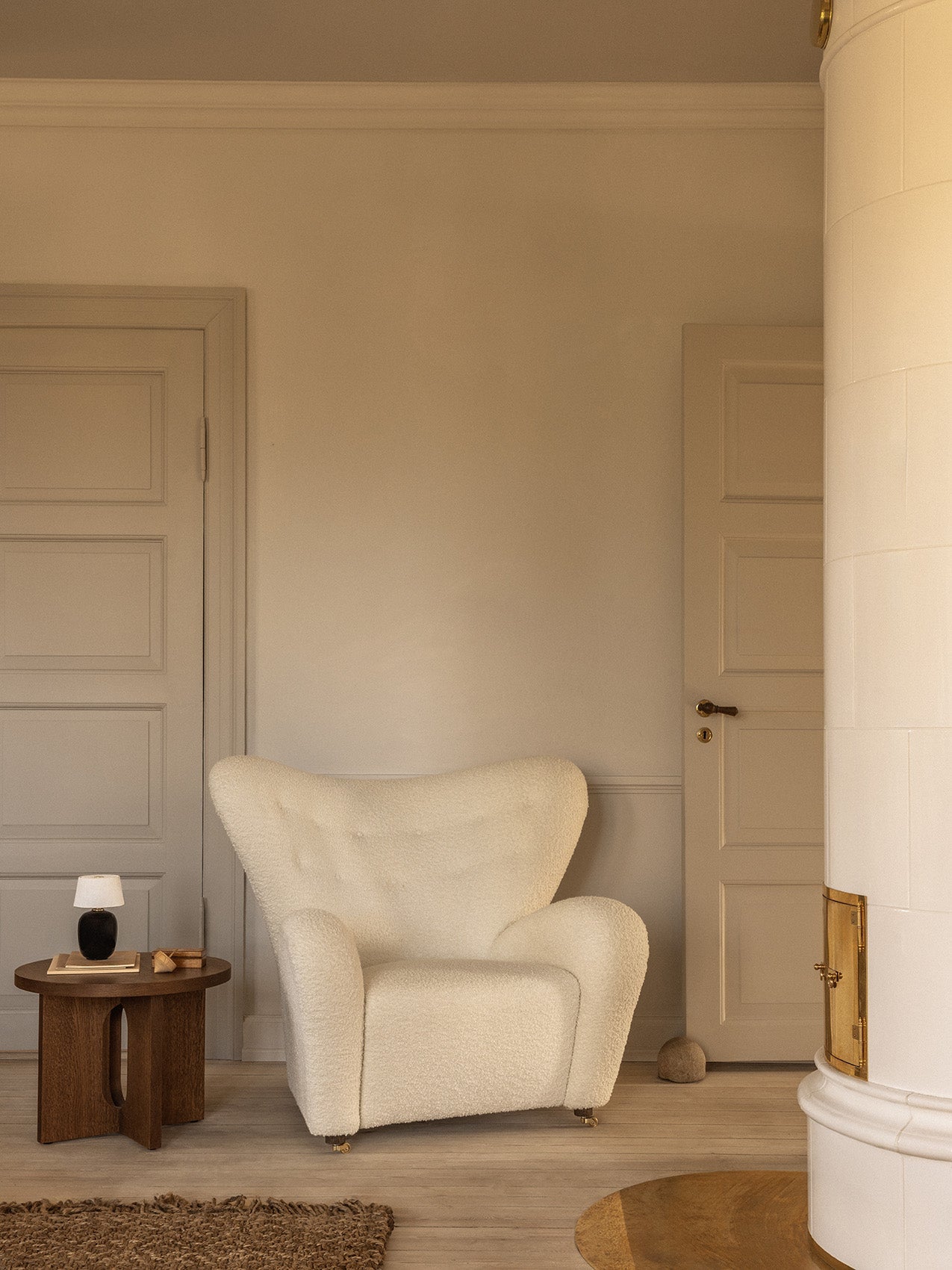 Fauteuil de salon en tissu et chêne avec roulettes en laiton pour le salon