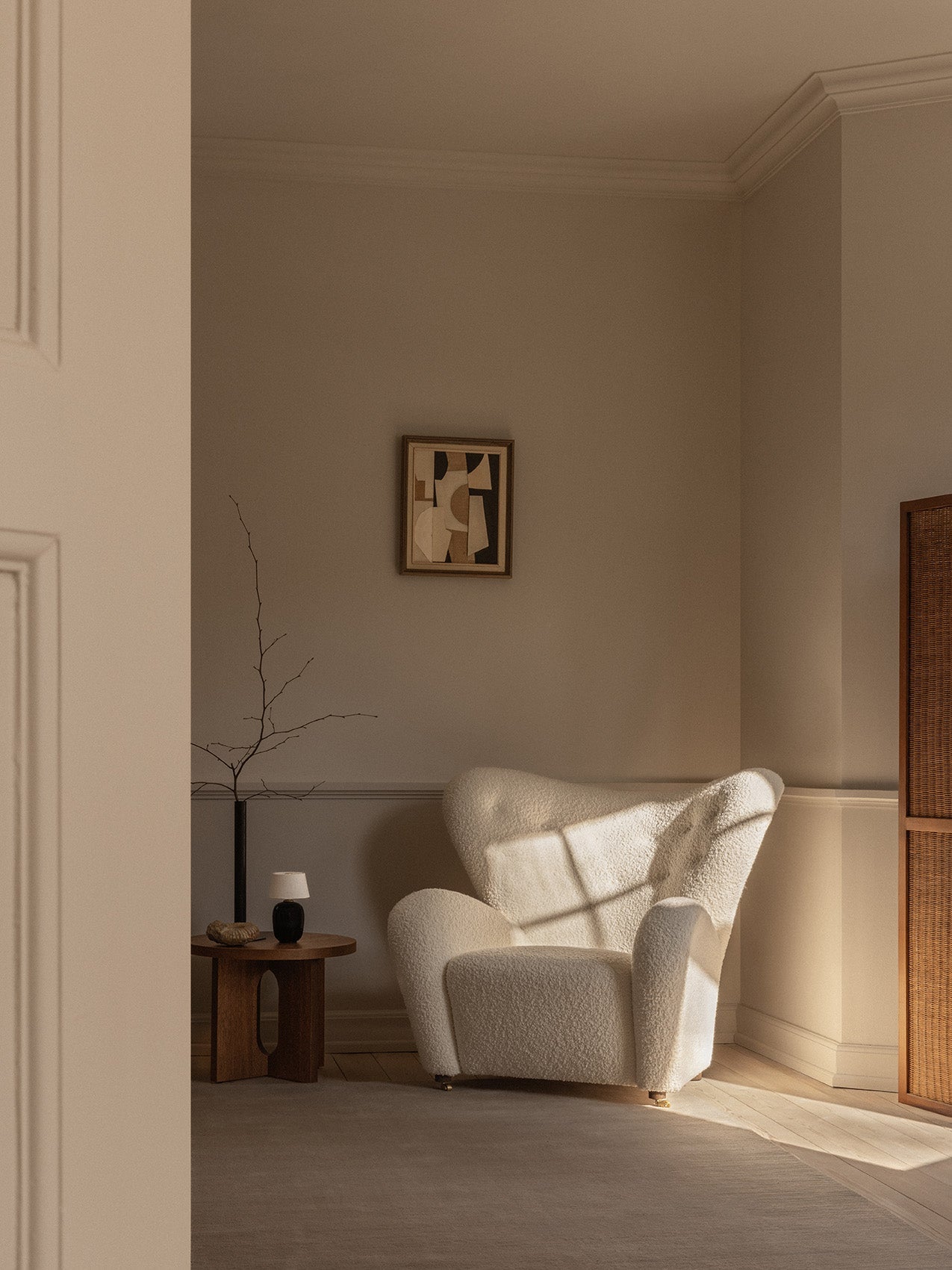 Fauteuil de salon en tissu et chêne avec roulettes en laiton pour le salon