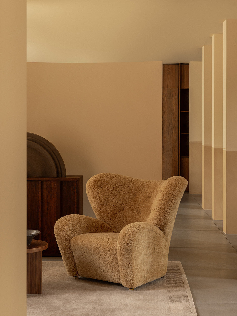 Fauteuil de salon en peau de mouton et chêne avec roulettes en laiton pour salon
