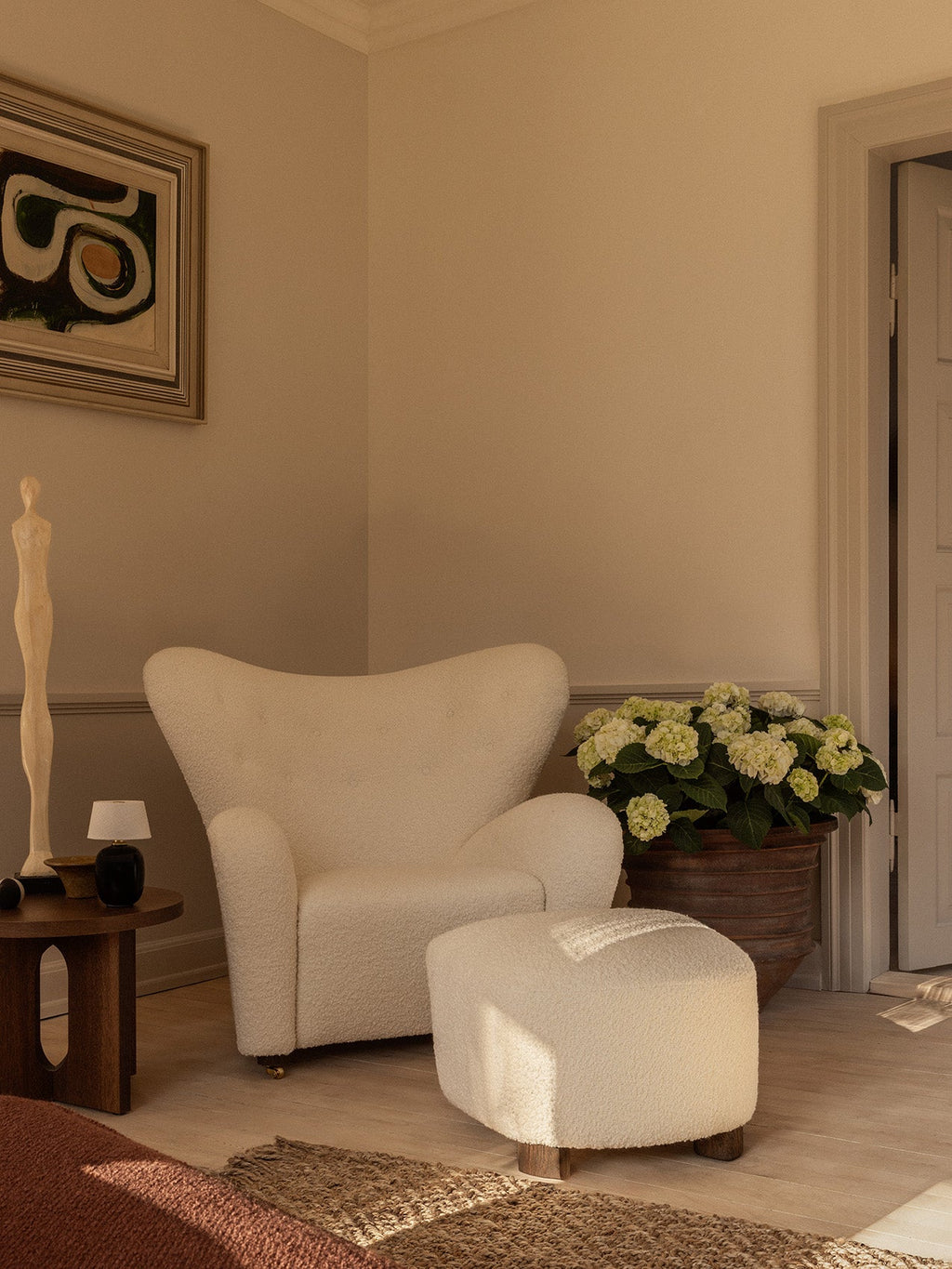 Fauteuil de salon en tissu et chêne avec roulettes en laiton pour le salon