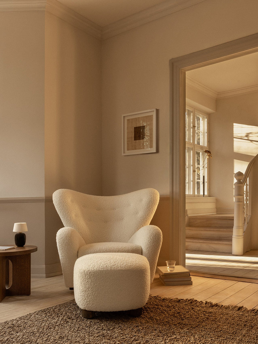 Fauteuil de salon en tissu et chêne avec roulettes en laiton pour le salon