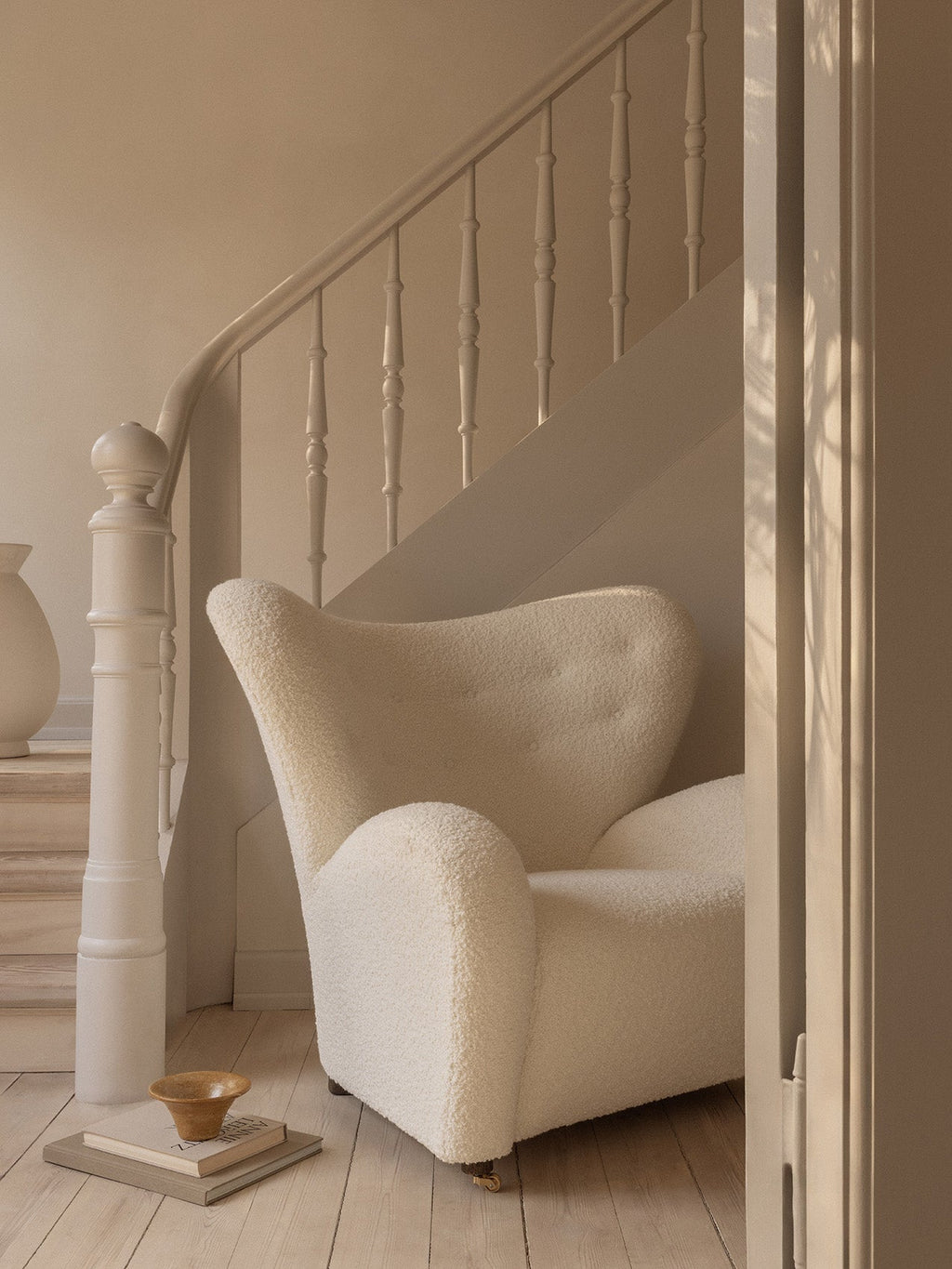 Fauteuil de salon en tissu et chêne avec roulettes en laiton pour le salon