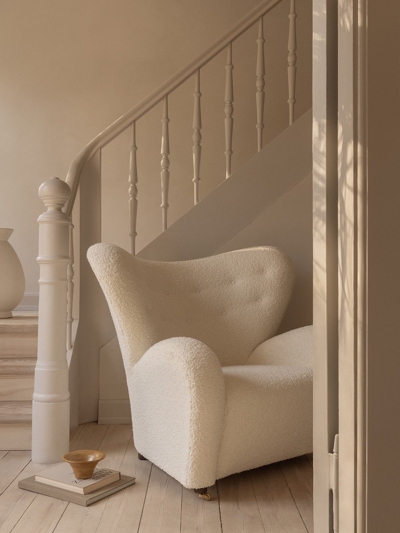 Fauteuil de salon en tissu et chêne avec roulettes en laiton pour le salon