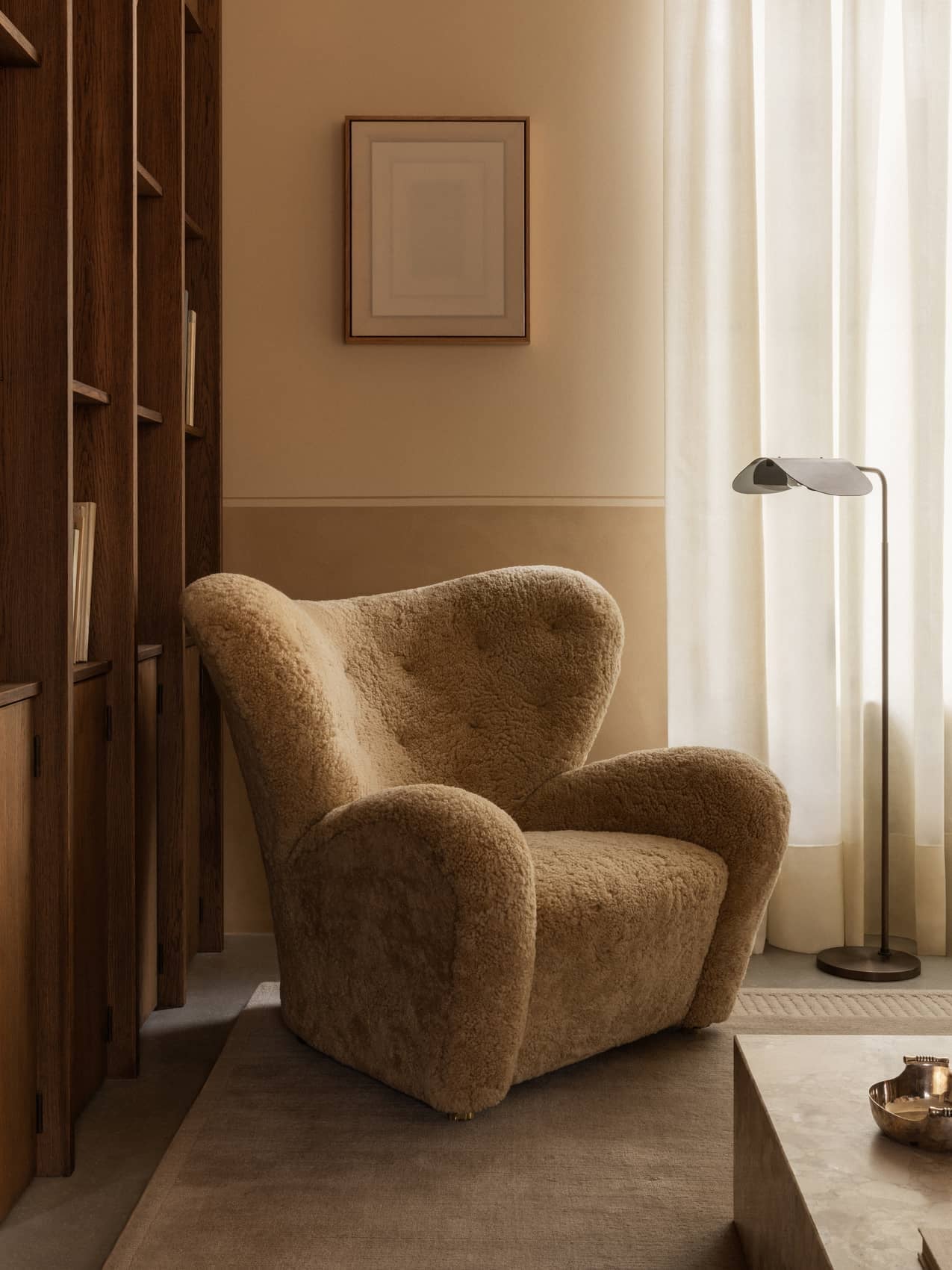 Fauteuil de salon en peau de mouton et chêne avec roulettes en laiton pour salon