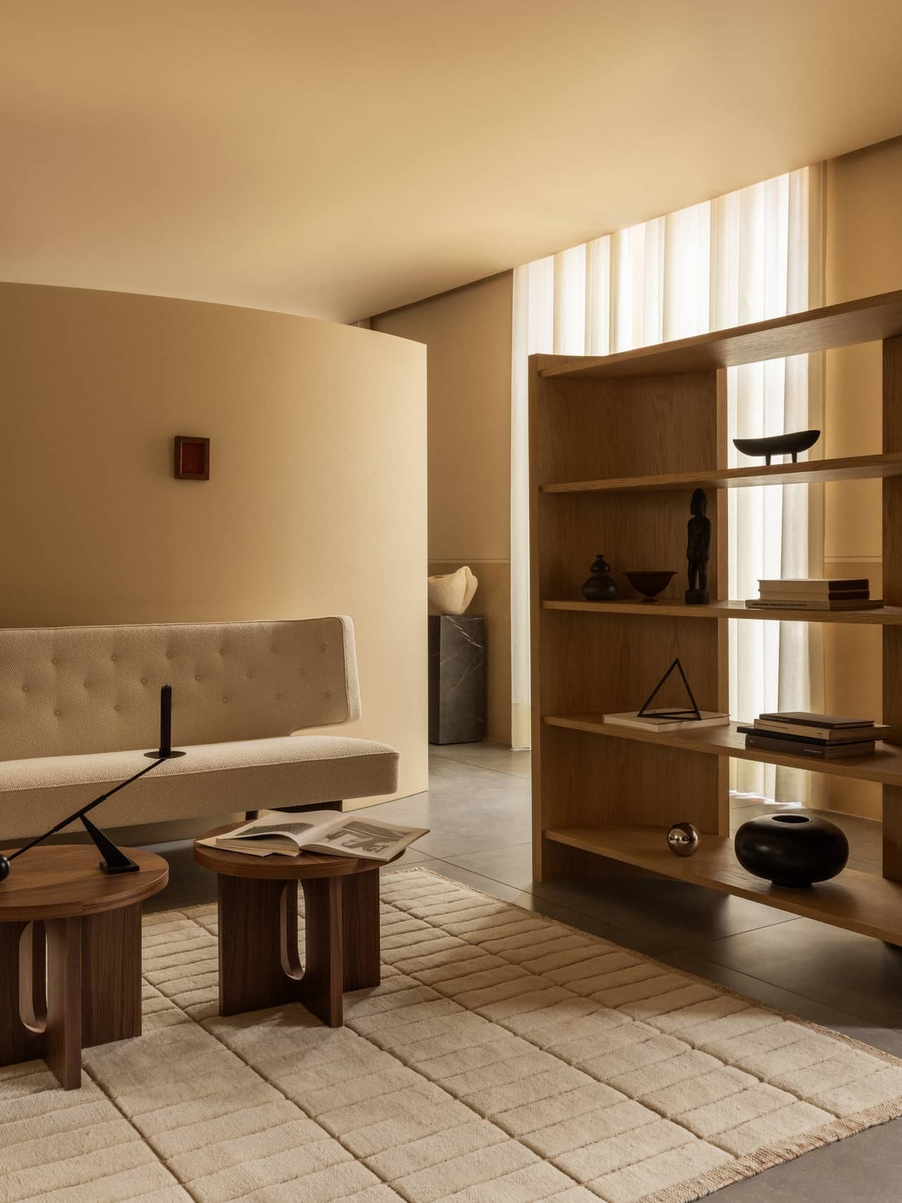 Table d'appoint scandinave en chêne et pierre Ø50 avec plateau rond en porte-à-faux pour le salon et la chambre à coucher