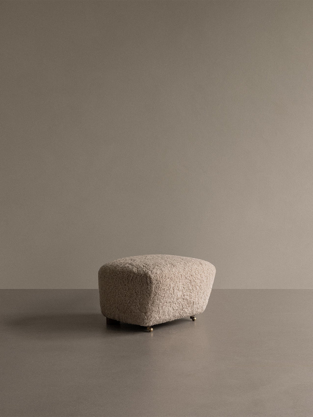 Pouffe en peau de mouton et chêne avec roulettes en laiton pour salon