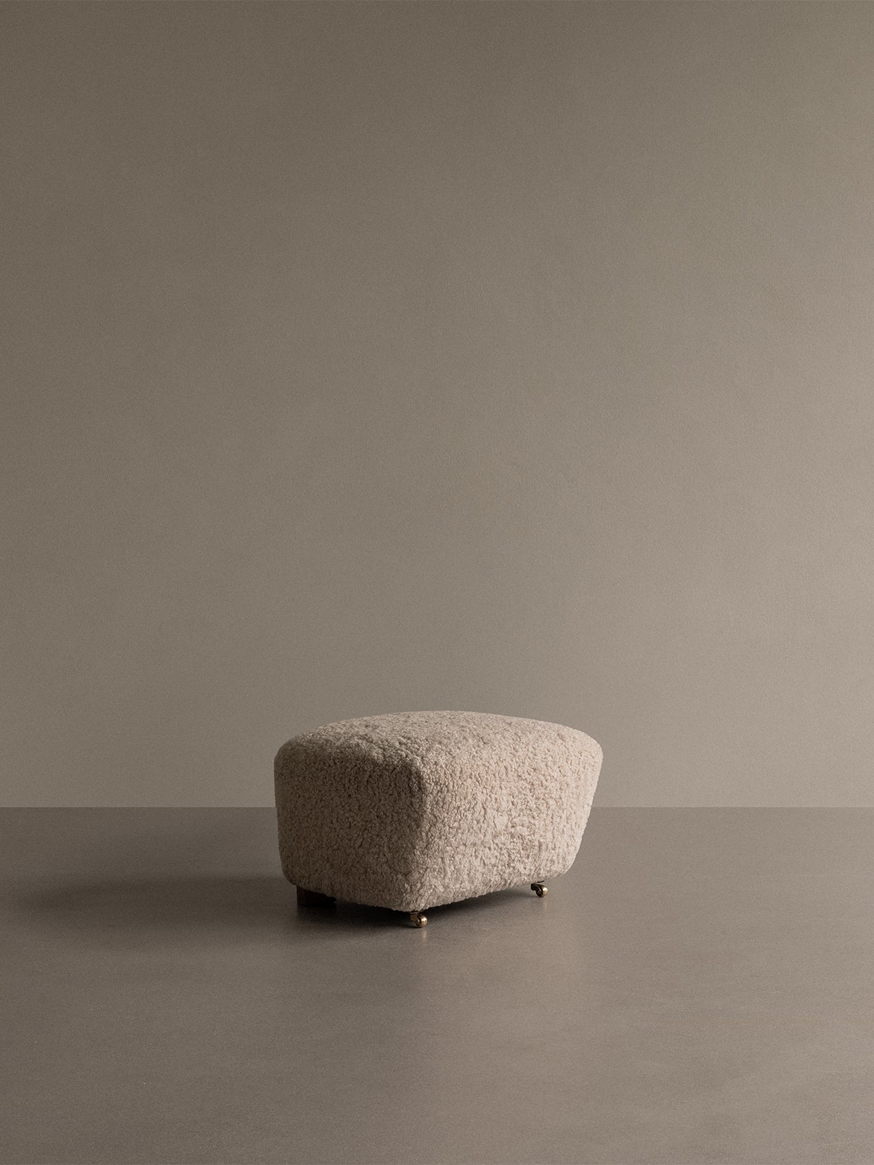 Pouffe en peau de mouton et chêne avec roulettes en laiton pour salon