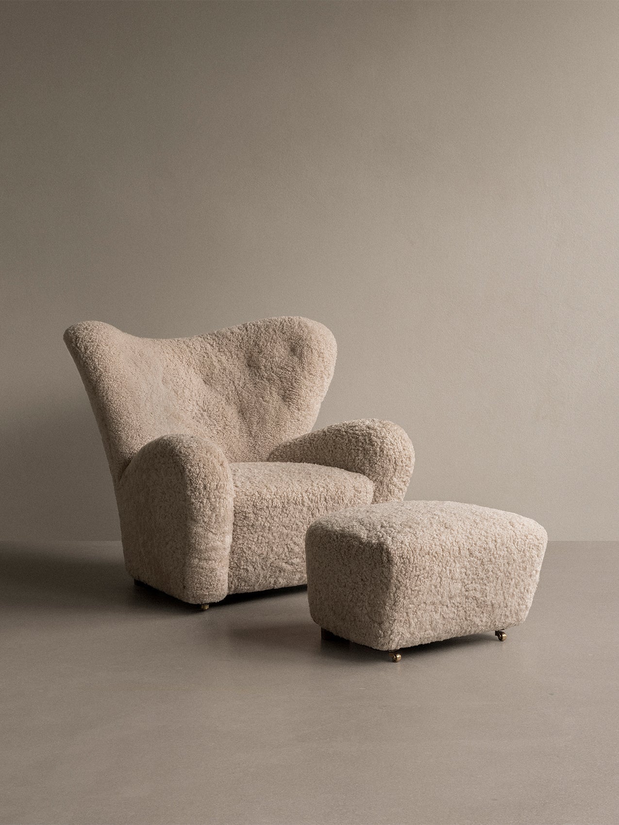 Pouffe en peau de mouton et chêne avec roulettes en laiton pour salon