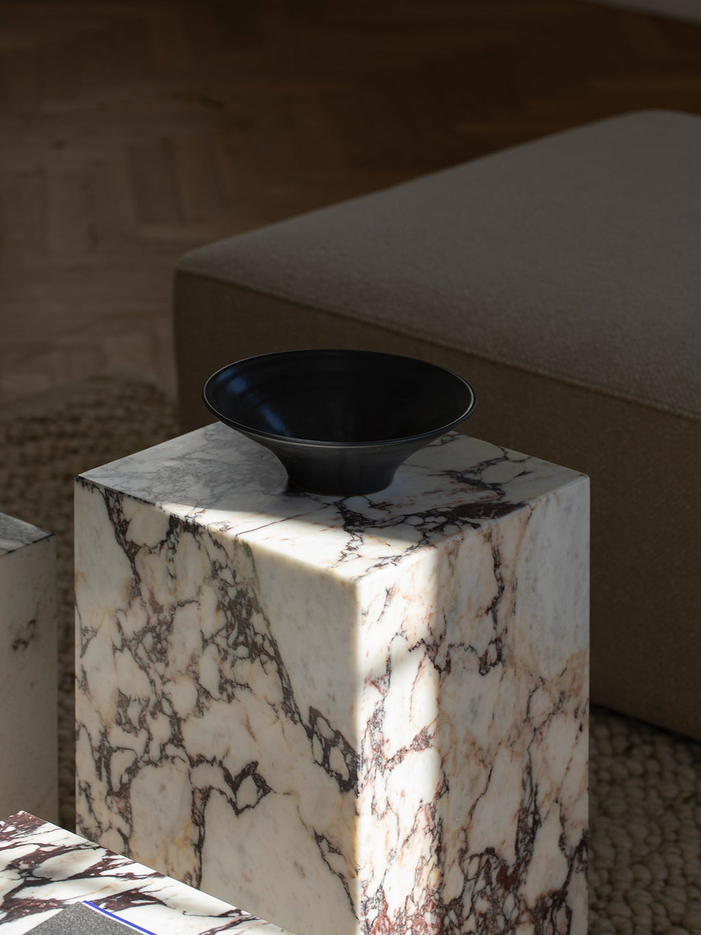 Table d'appoint minimaliste en marbre et pierre avec piédestal haut et forme sculpturale pour salon et couloir
