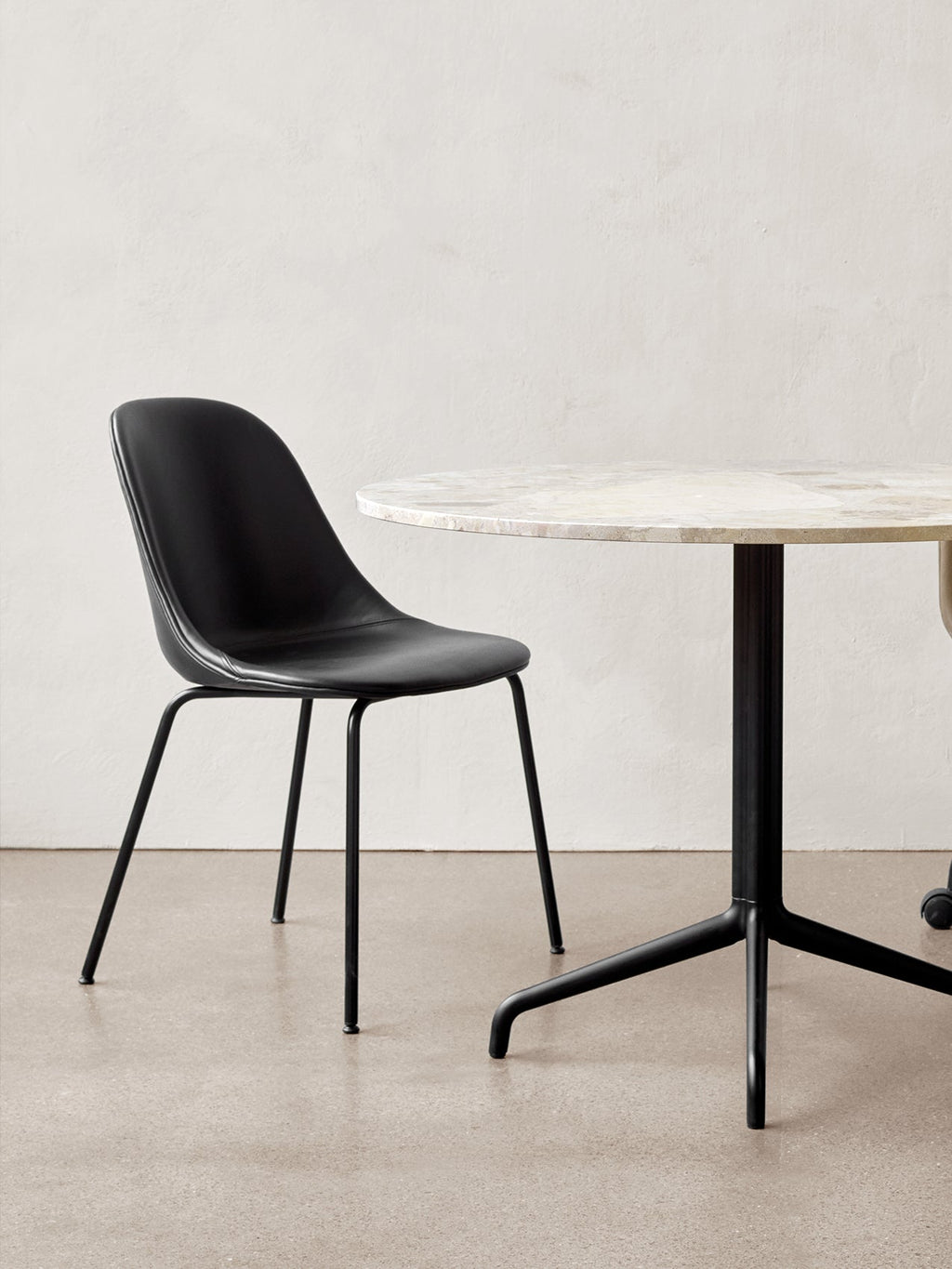Chaise de salle à manger contemporaine rembourrée, piètement en acier noir avec coque compacte, pour salle à manger et bureau