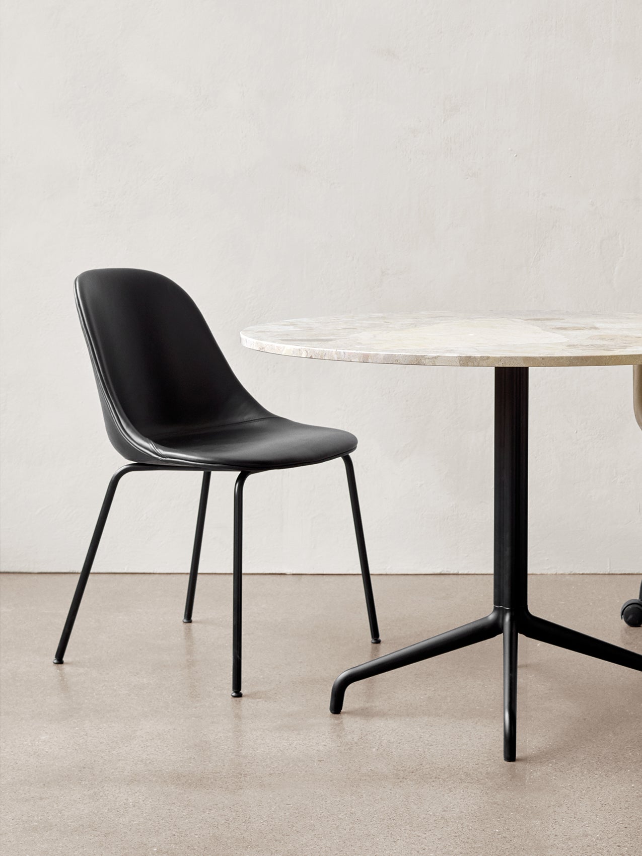 Chaise de salle à manger contemporaine rembourrée, piètement en acier noir avec coque compacte, pour salle à manger et bureau
