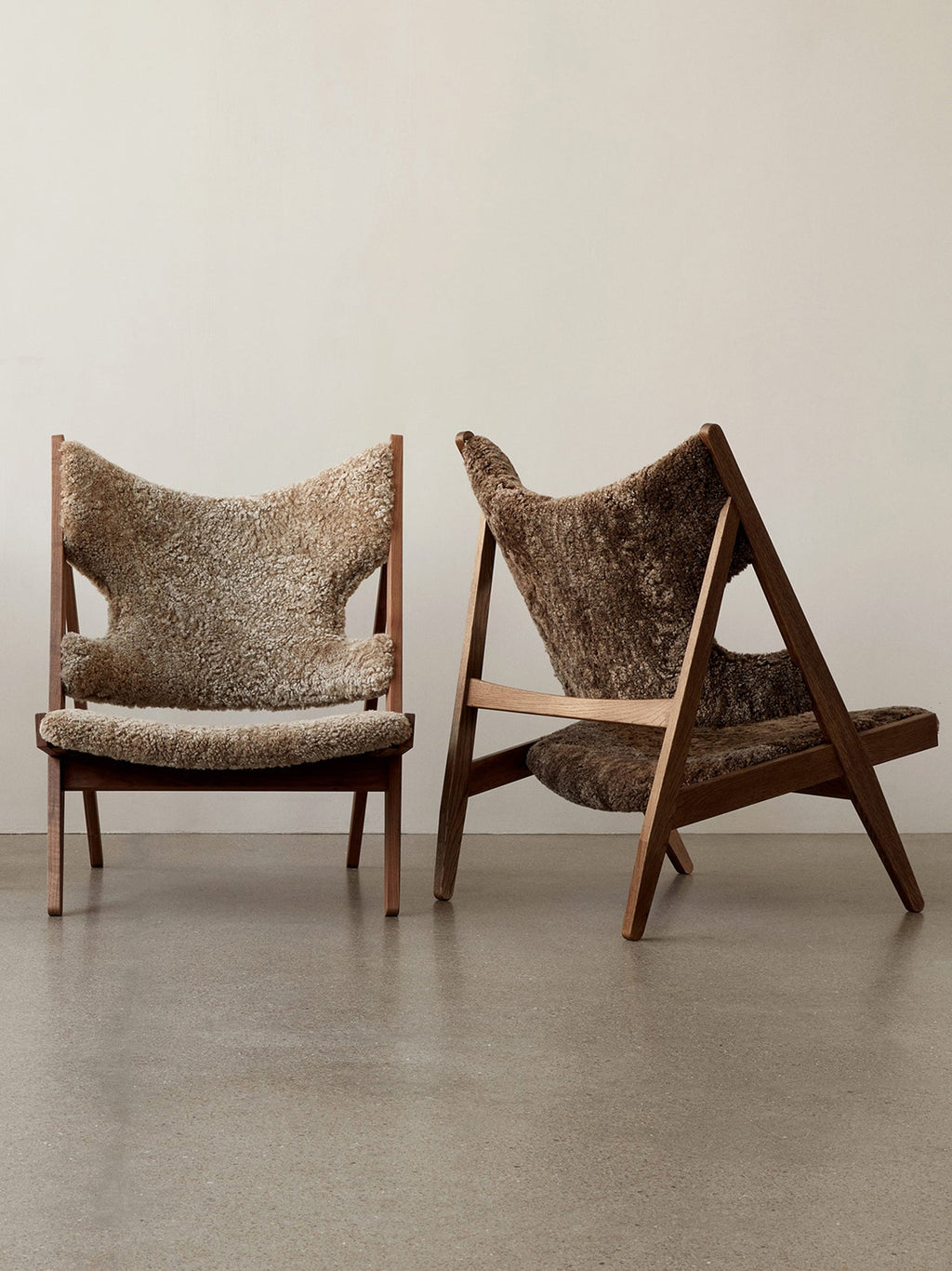 Fauteuil de salon et de chambre en peau de mouton et chêne avec découpe au niveau des accoudoirs