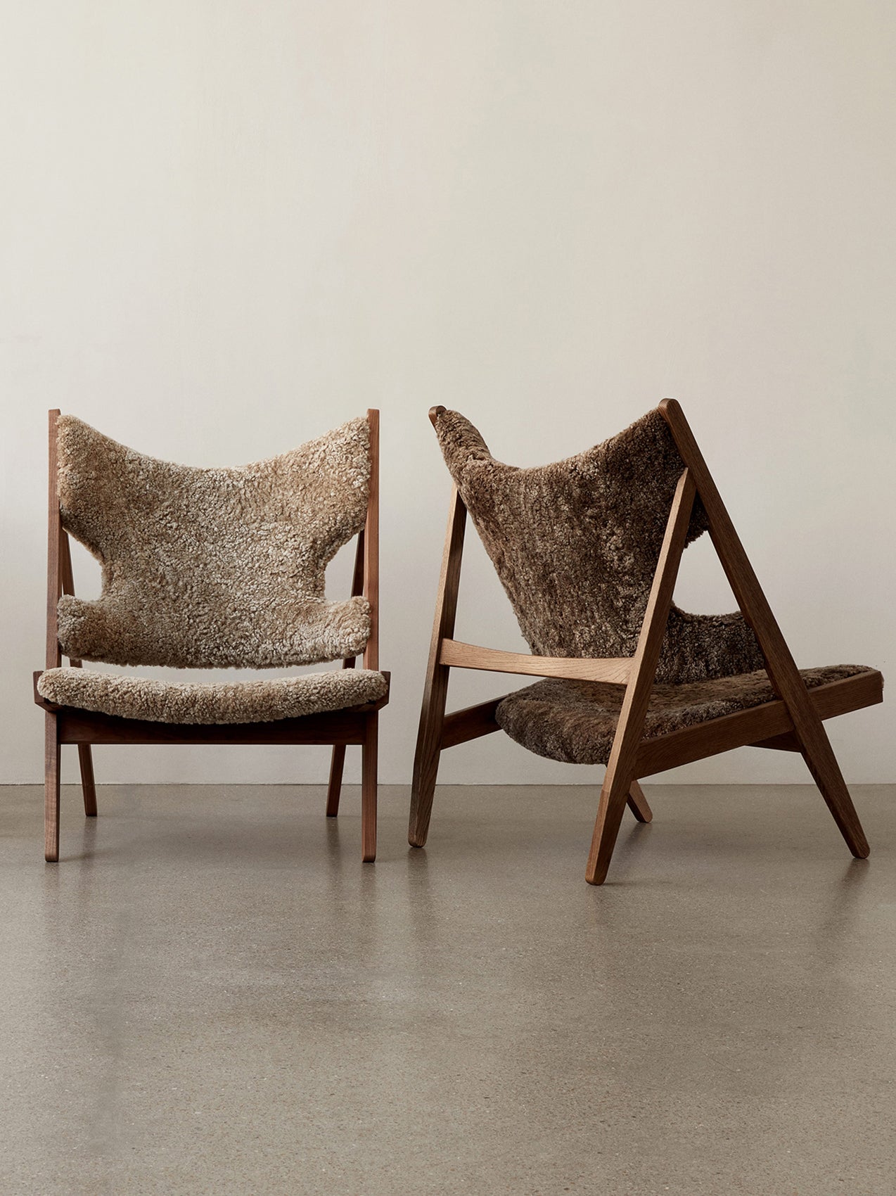 Fauteuil de salon et de chambre en peau de mouton et chêne avec découpe au niveau des accoudoirs