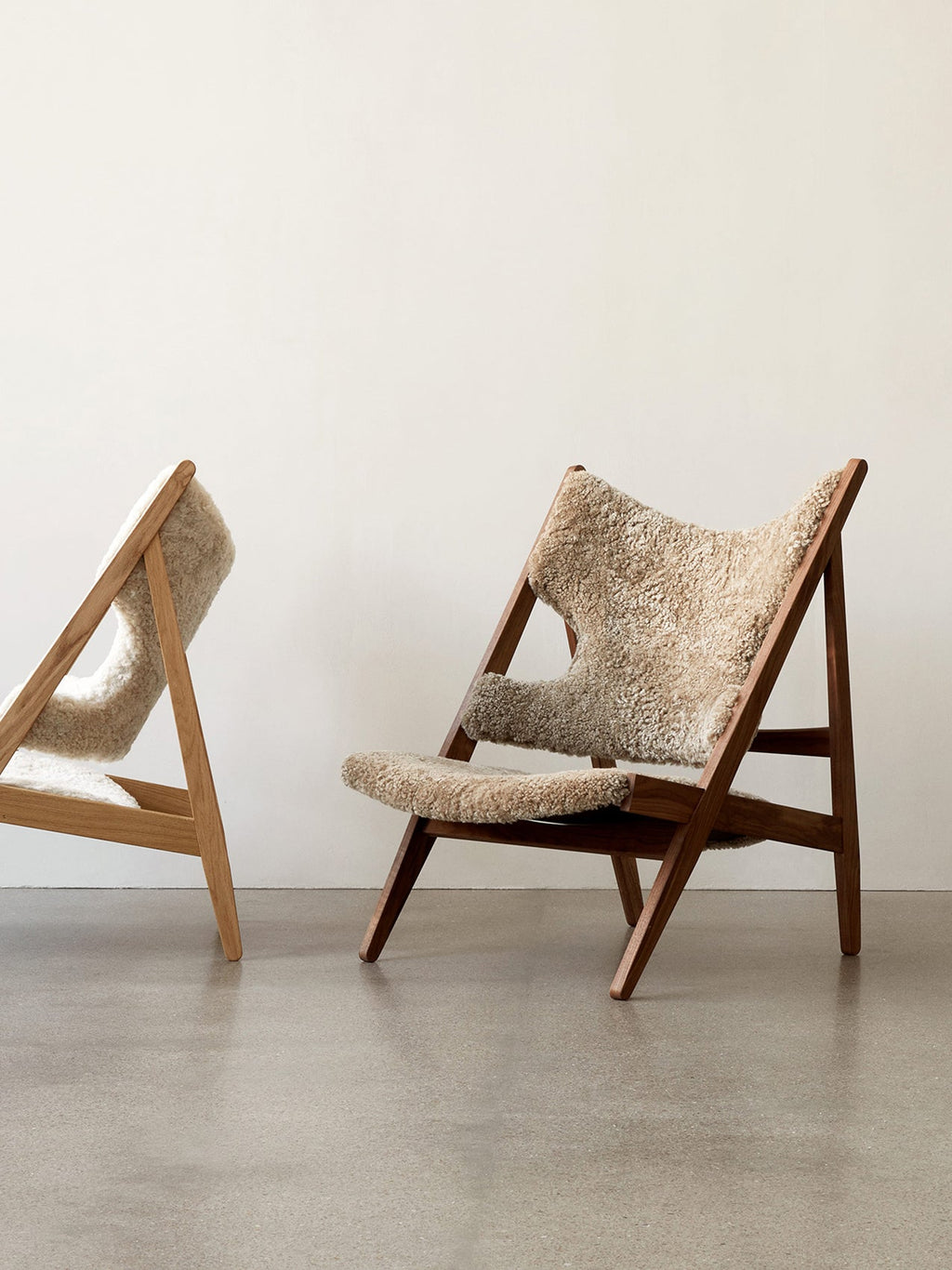 Fauteuil de salon et de chambre en peau de mouton et chêne avec découpe au niveau des accoudoirs