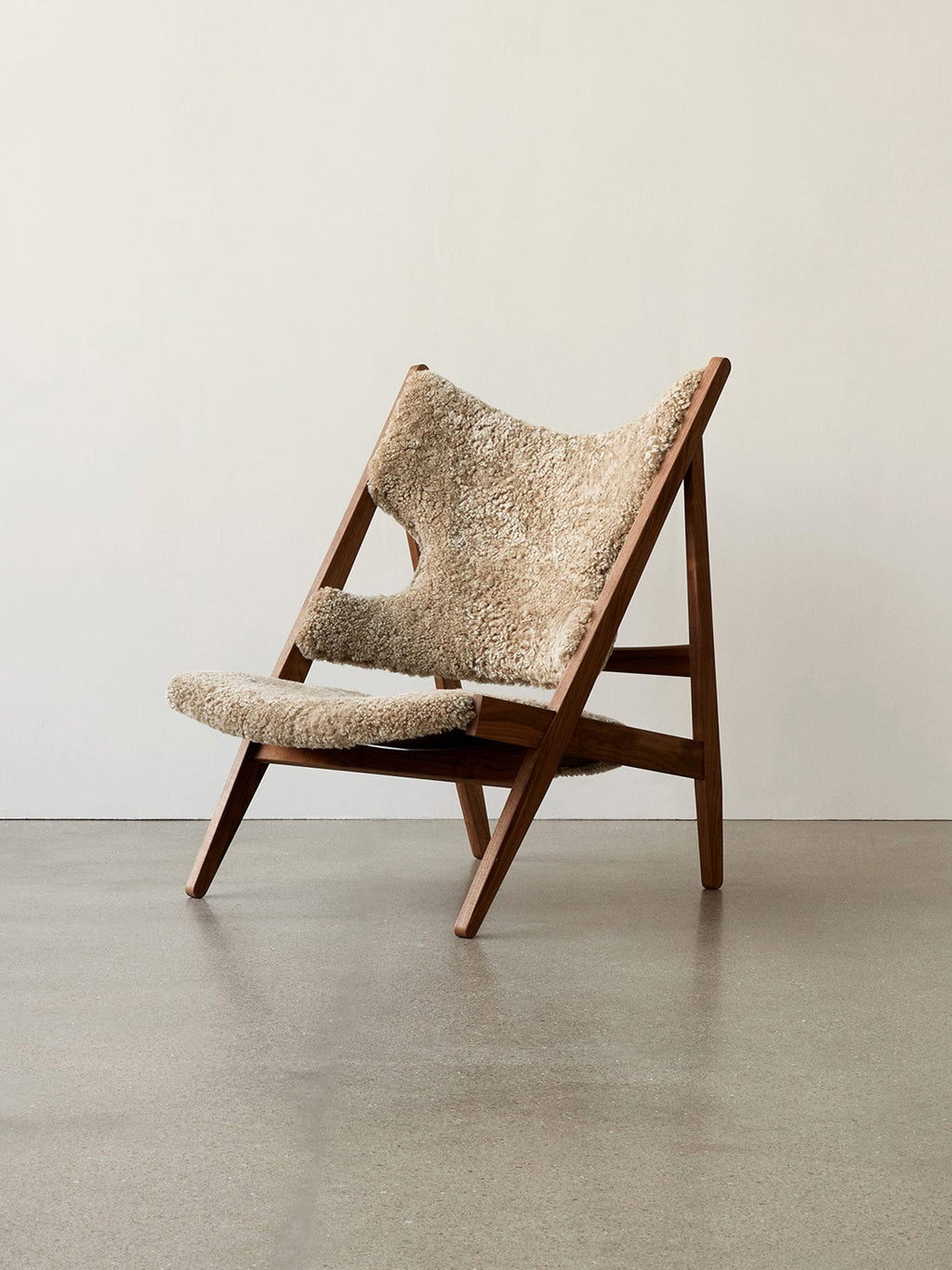 Fauteuil de salon et de chambre en peau de mouton et chêne avec découpe au niveau des accoudoirs