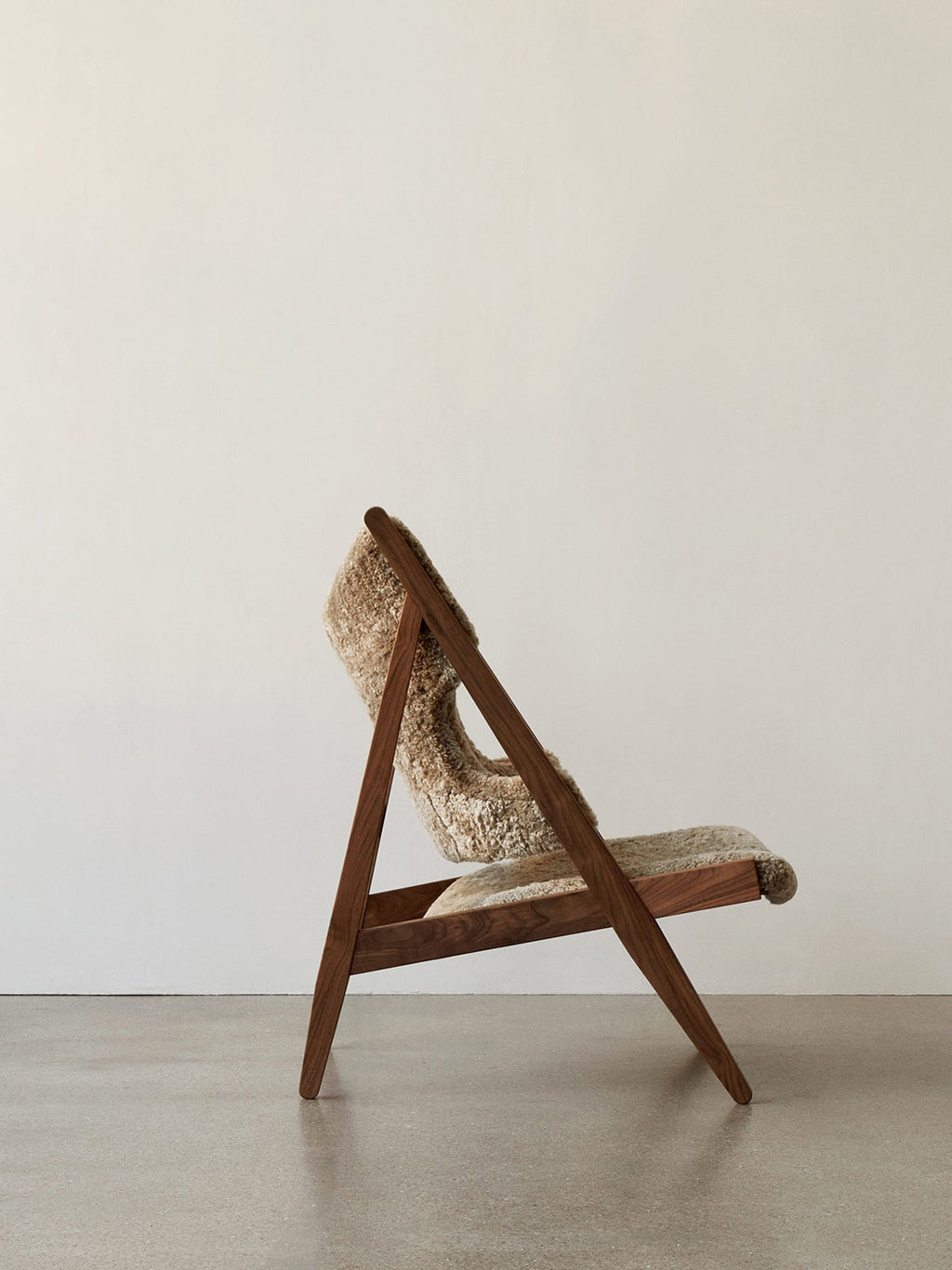Fauteuil de salon et de chambre en peau de mouton et chêne avec découpe au niveau des accoudoirs