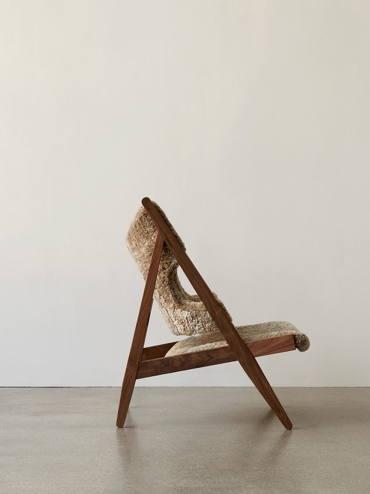 Fauteuil de salon et de chambre en peau de mouton et chêne avec découpe au niveau des accoudoirs