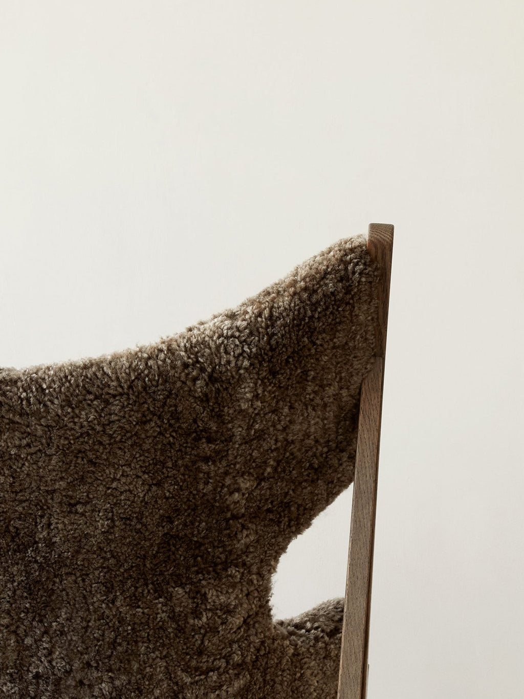Fauteuil de salon et de chambre en peau de mouton et chêne avec découpe au niveau des accoudoirs