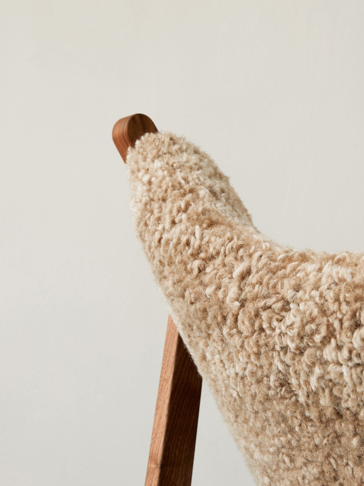Fauteuil de salon et de chambre en peau de mouton et chêne avec découpe au niveau des accoudoirs