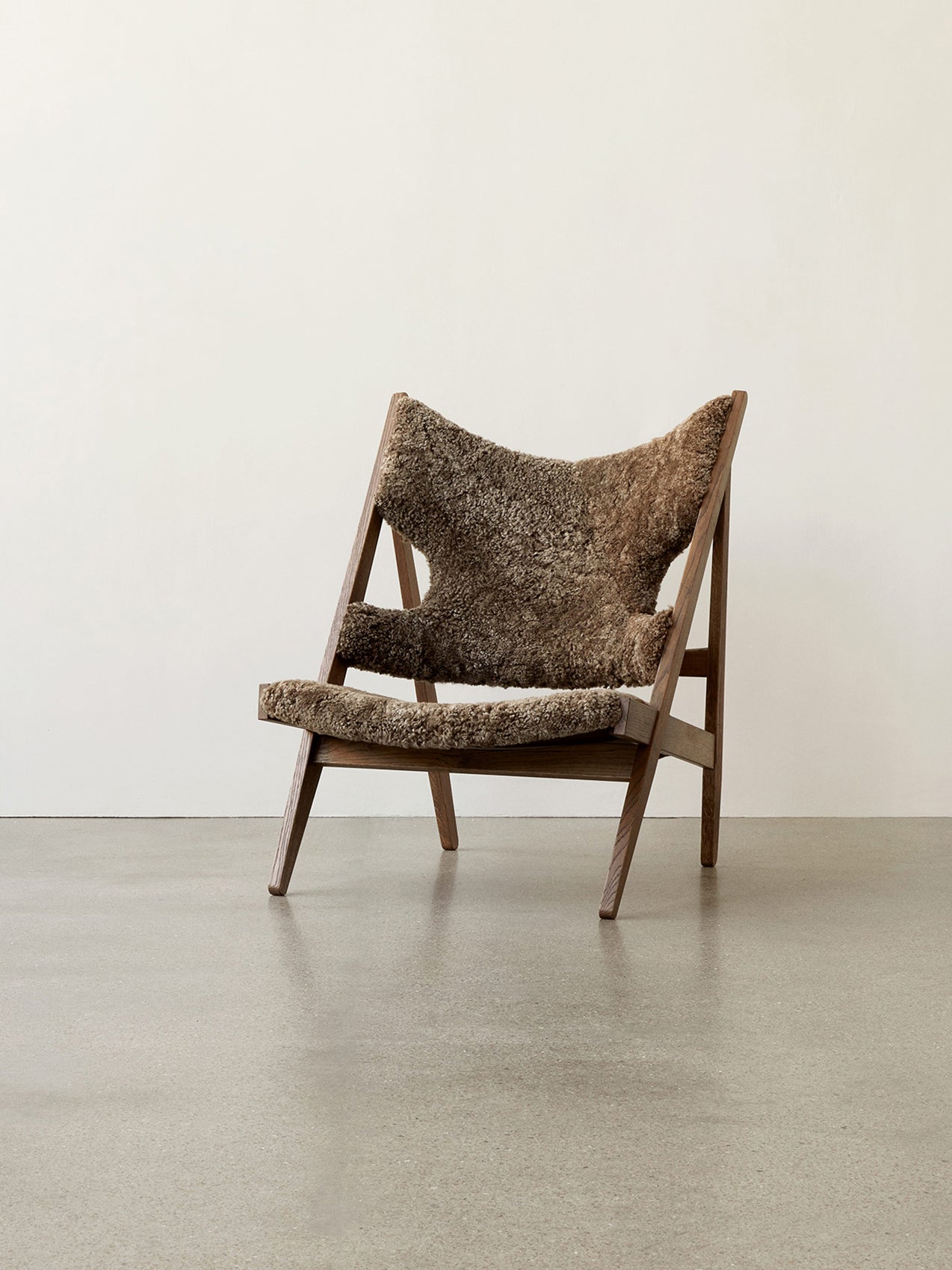 Fauteuil de salon et de chambre en peau de mouton et chêne avec découpe au niveau des accoudoirs