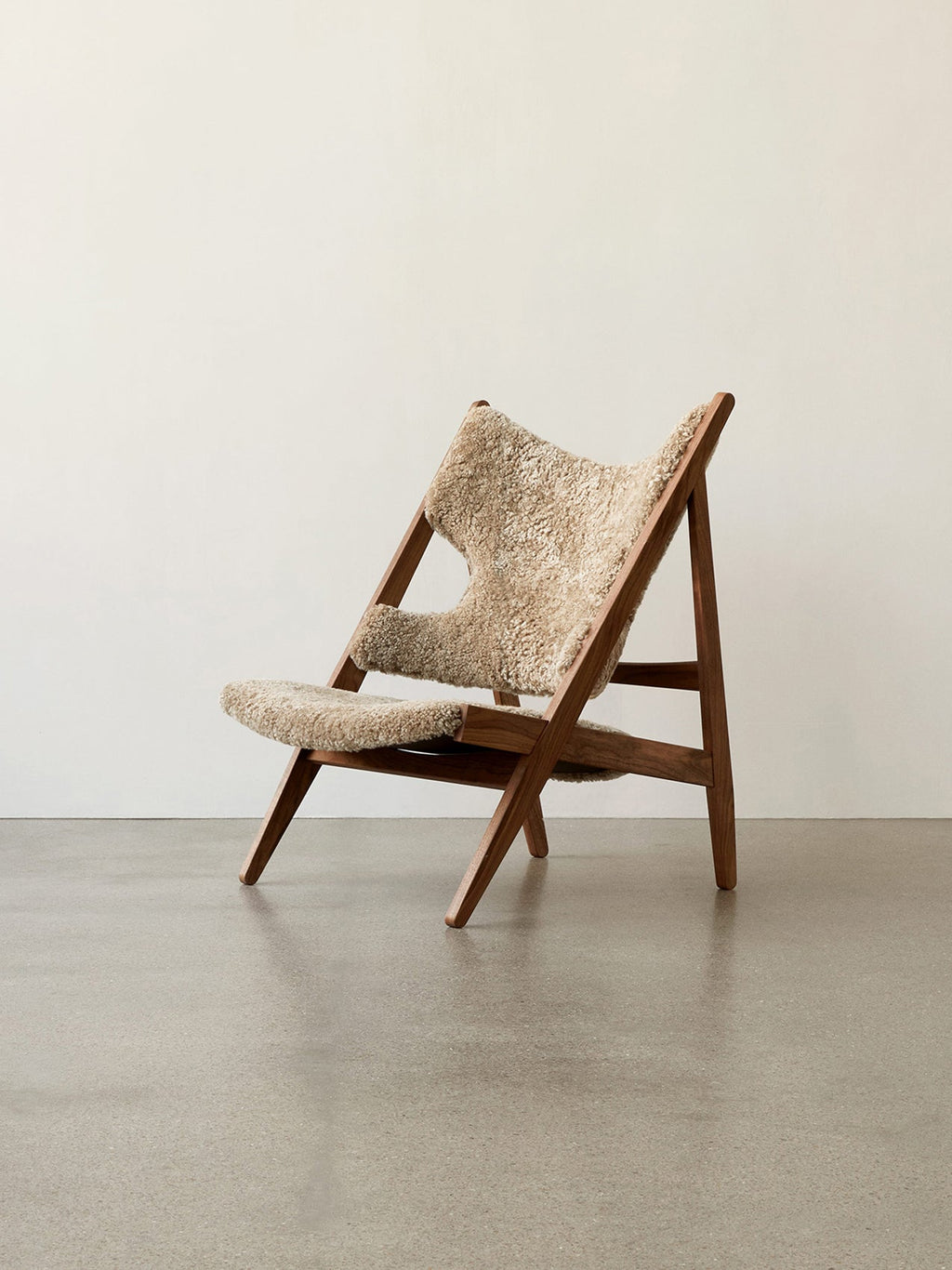 Fauteuil de salon et de chambre en peau de mouton et chêne avec découpe au niveau des accoudoirs