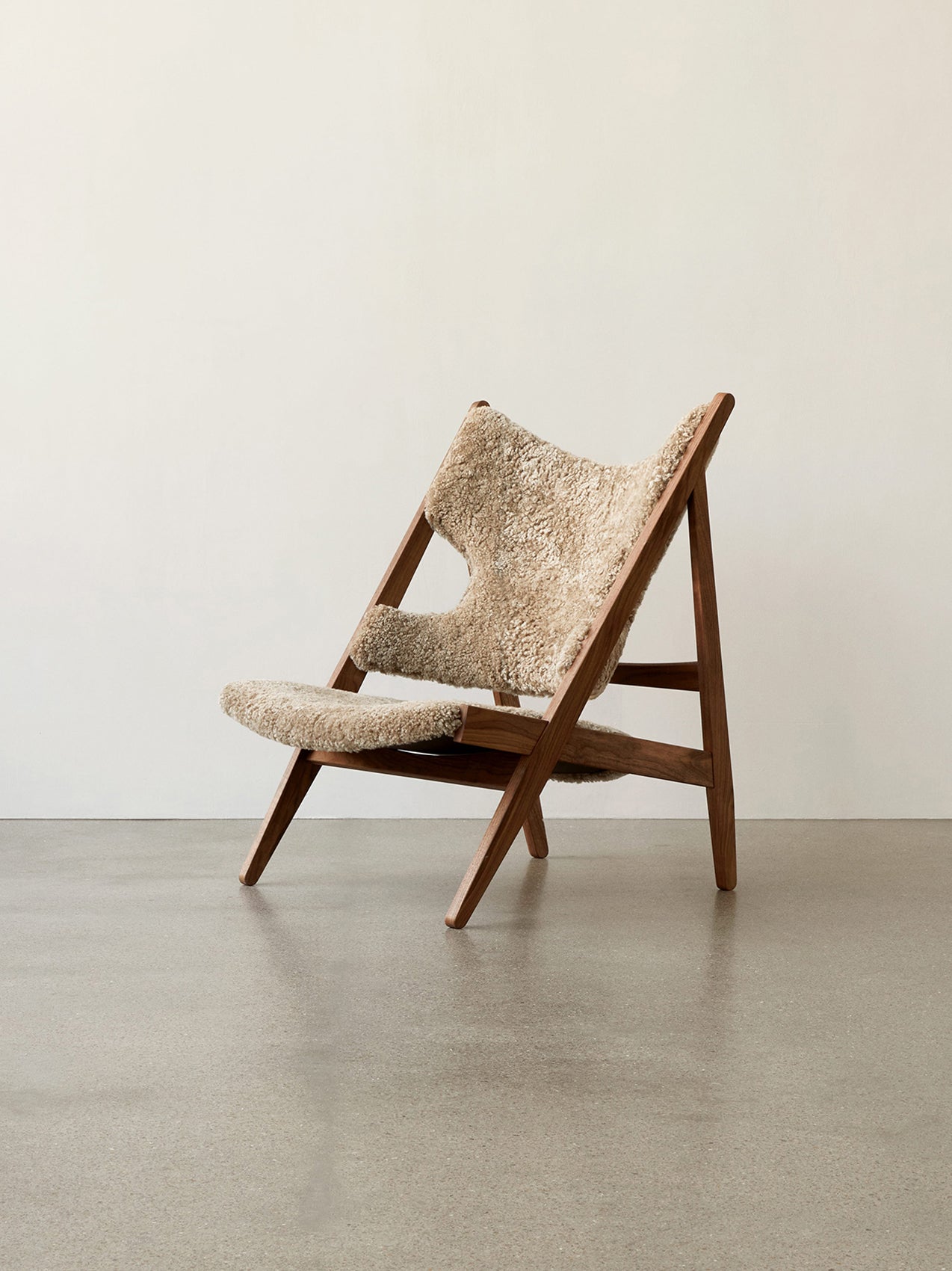 Fauteuil de salon et de chambre en peau de mouton et chêne avec découpe au niveau des accoudoirs